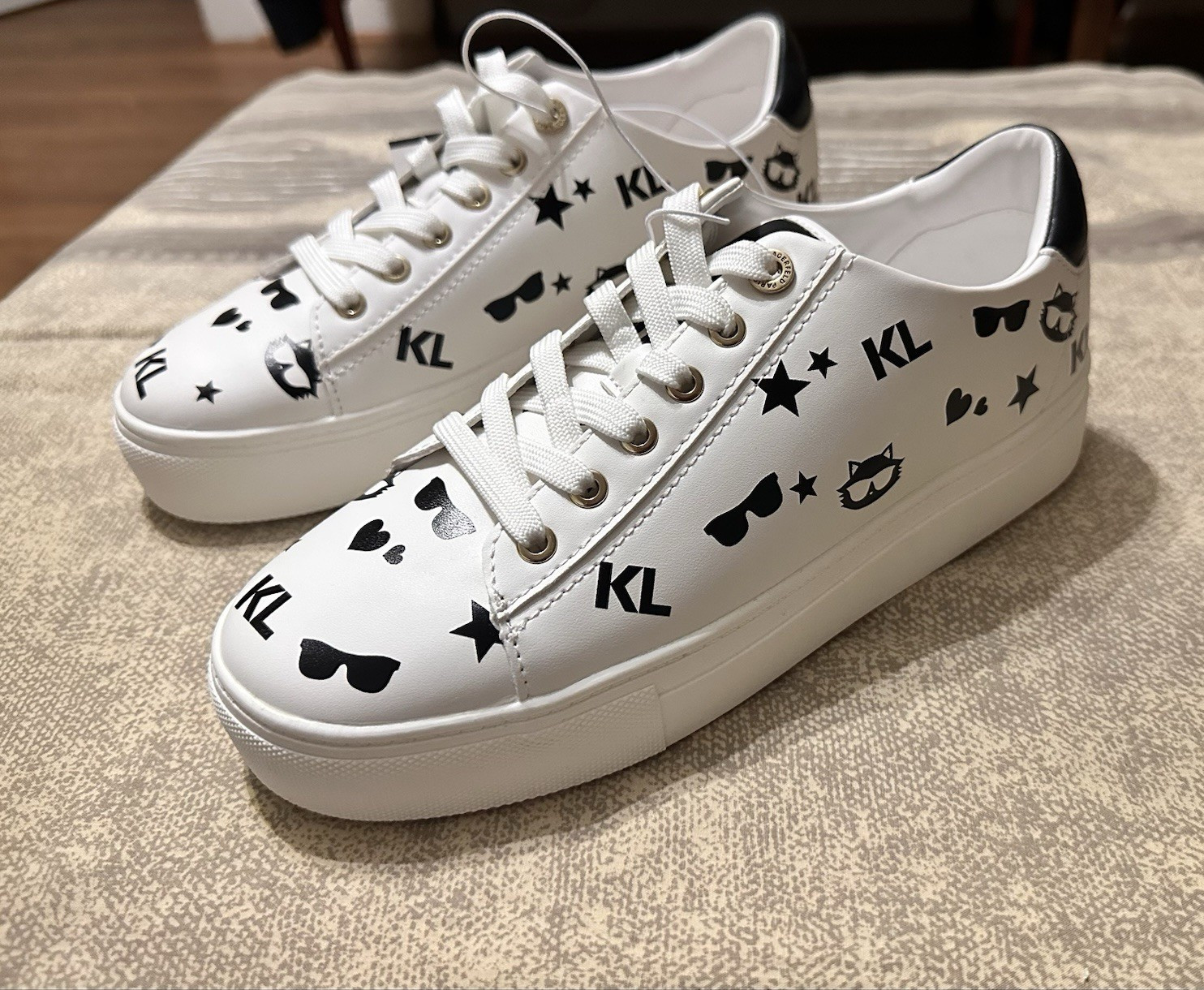 Karl Lagerfeld Cate Choupette Graphic Print Low Top Lace-Up Sneakers White/Black
