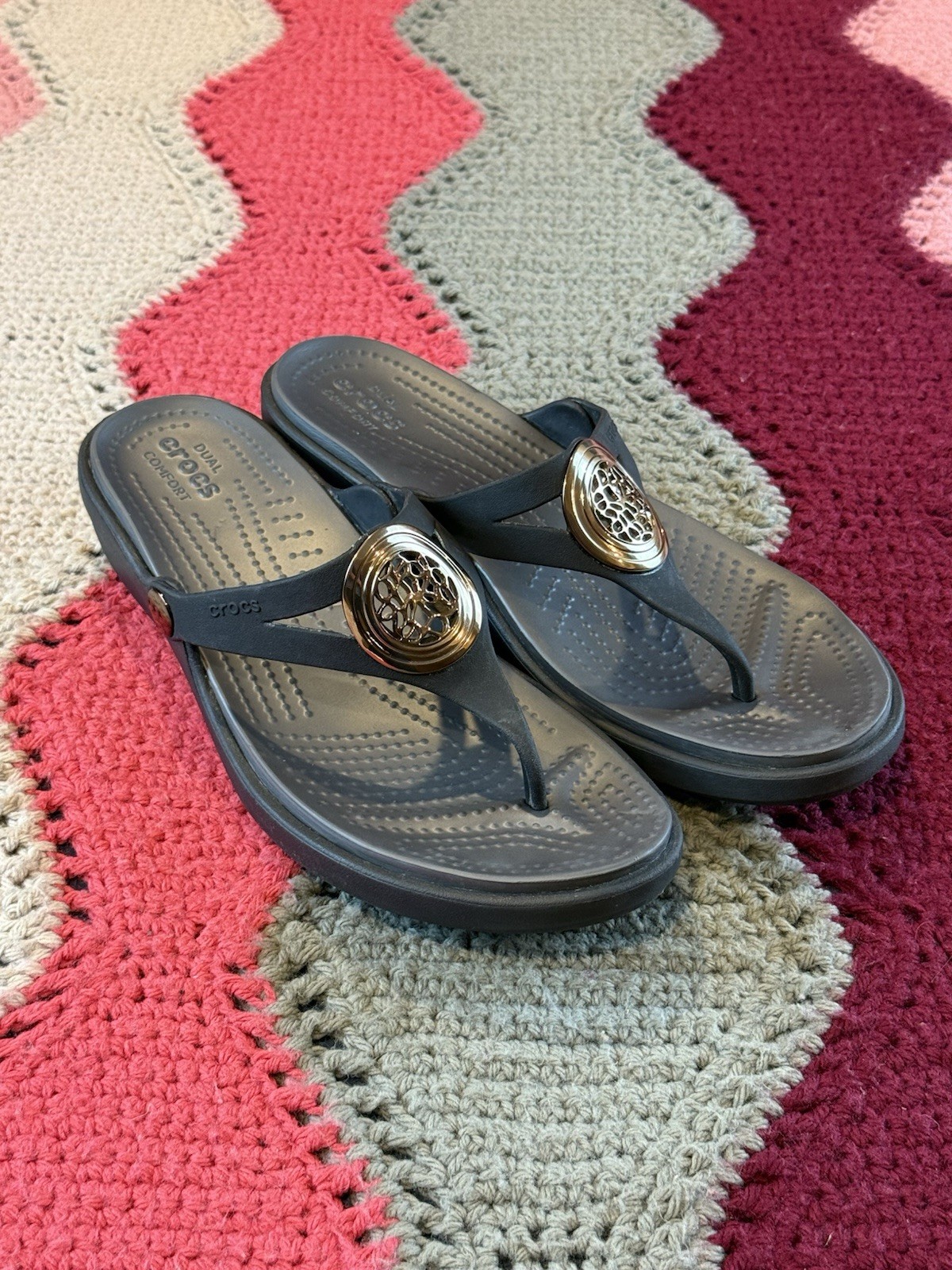 Crocs Sanrah Flip Flop Wedge Sandal Womens Black Size 9 Gold Circle Medallion