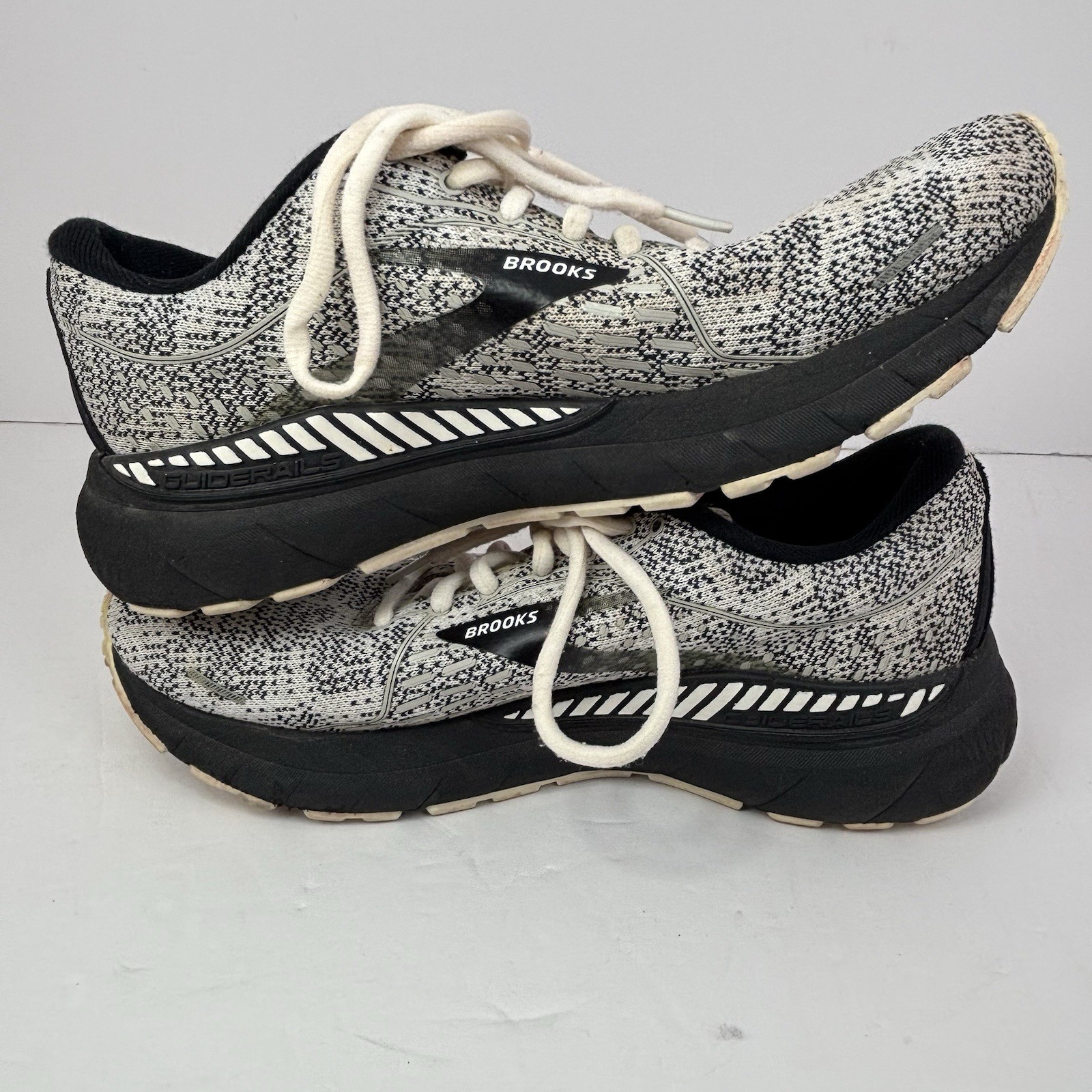 Brooks Adrenaline GTS 21 Womens 8 B Black White Running Shoes 1203291B135