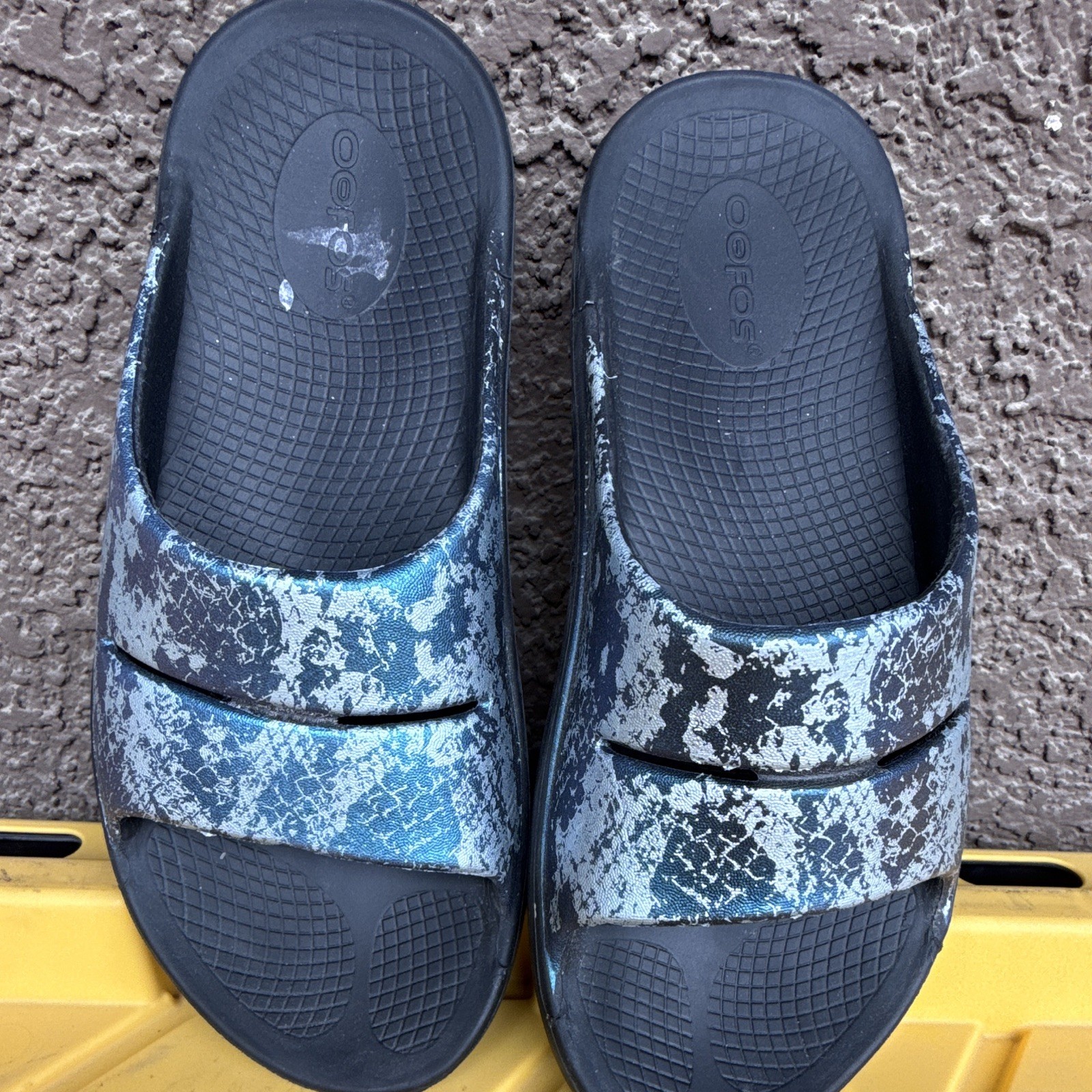 OOFOS Women’s Black/Blue Abstract Slide Sandals Logo Slip-On US 7