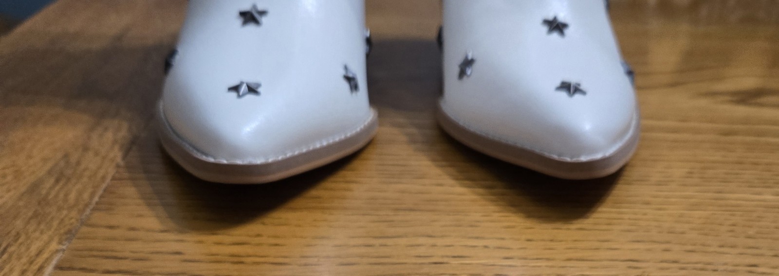NWOT OASIS SOCIETY Women’s White Boots Vegan Leather Silver Star Studs Sz 6.5