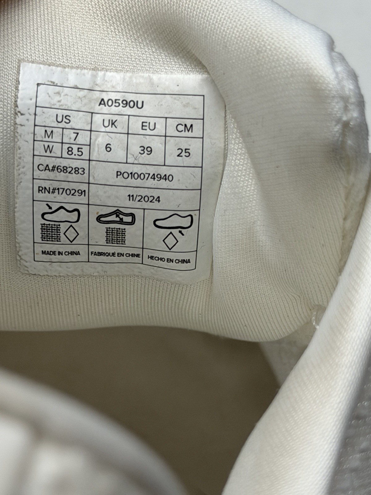 ALO Yoga Runner Men 7 | Women 8.5 White Athletic Low Top Sneakers Shoes A0590U