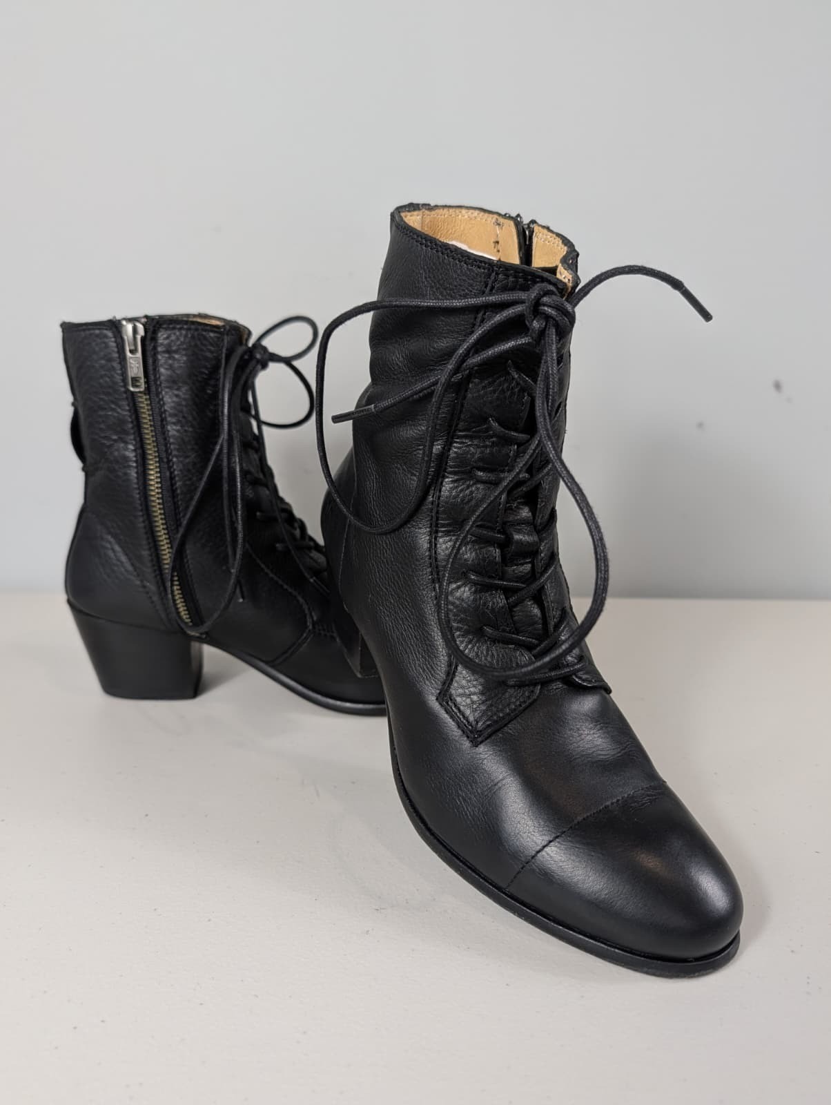 Frye Courtney women’s black leather lace up boots size 7.5B