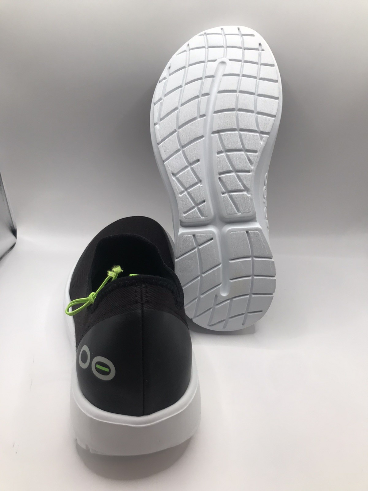WOMEN’S OOFOS BLACK/WHITE OOMG EEZEE SLIP ON RECOVERY COMFORT SHOE SIZE 8.5 NWT