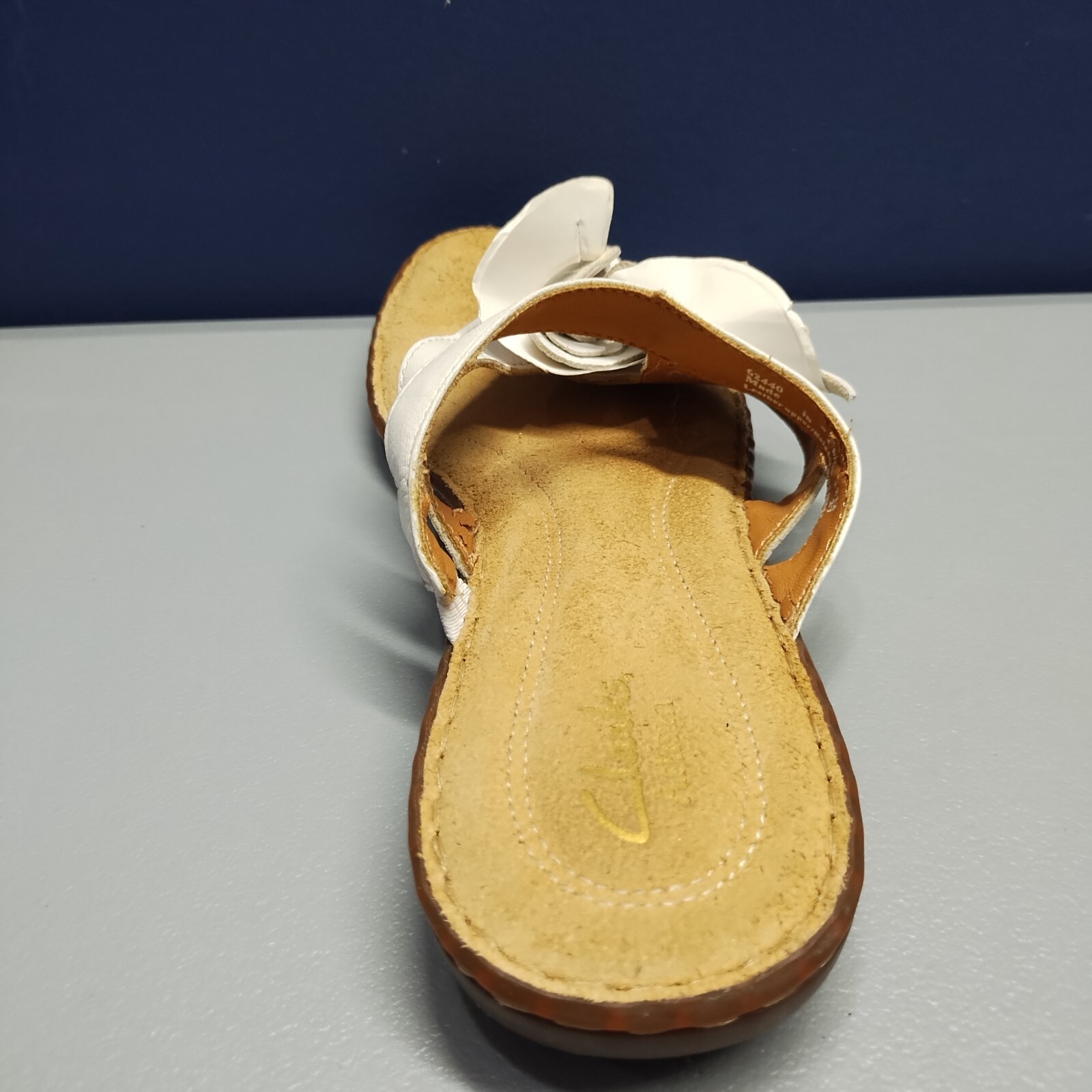 Clarks Artisan Brisk Dahlia Flip Flops Women 9M Tan White Floral Leather Slip On