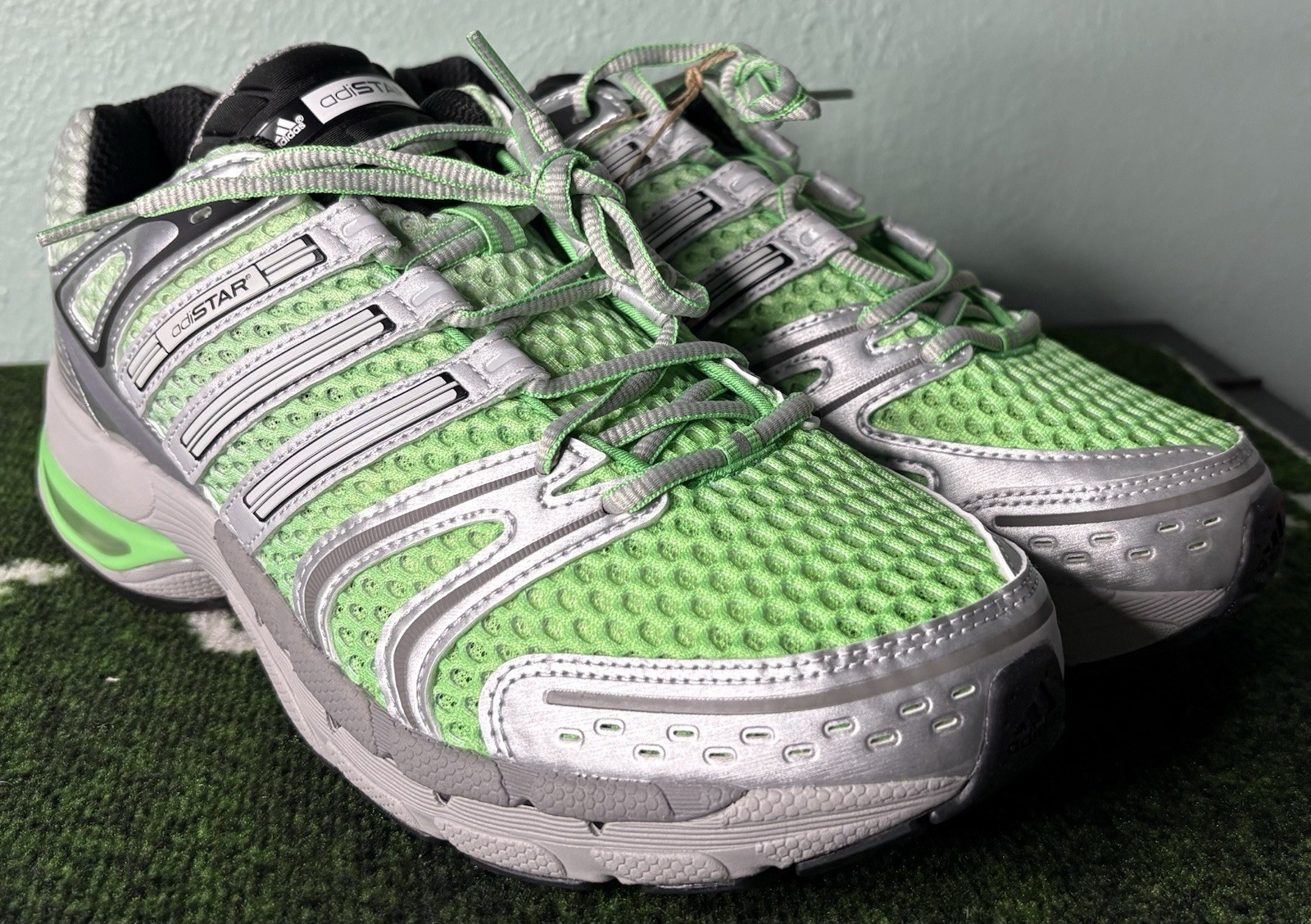 US Men’s 10/Women’s 11 – Adidas Adistar Control 5 «Green Silver» KI8589