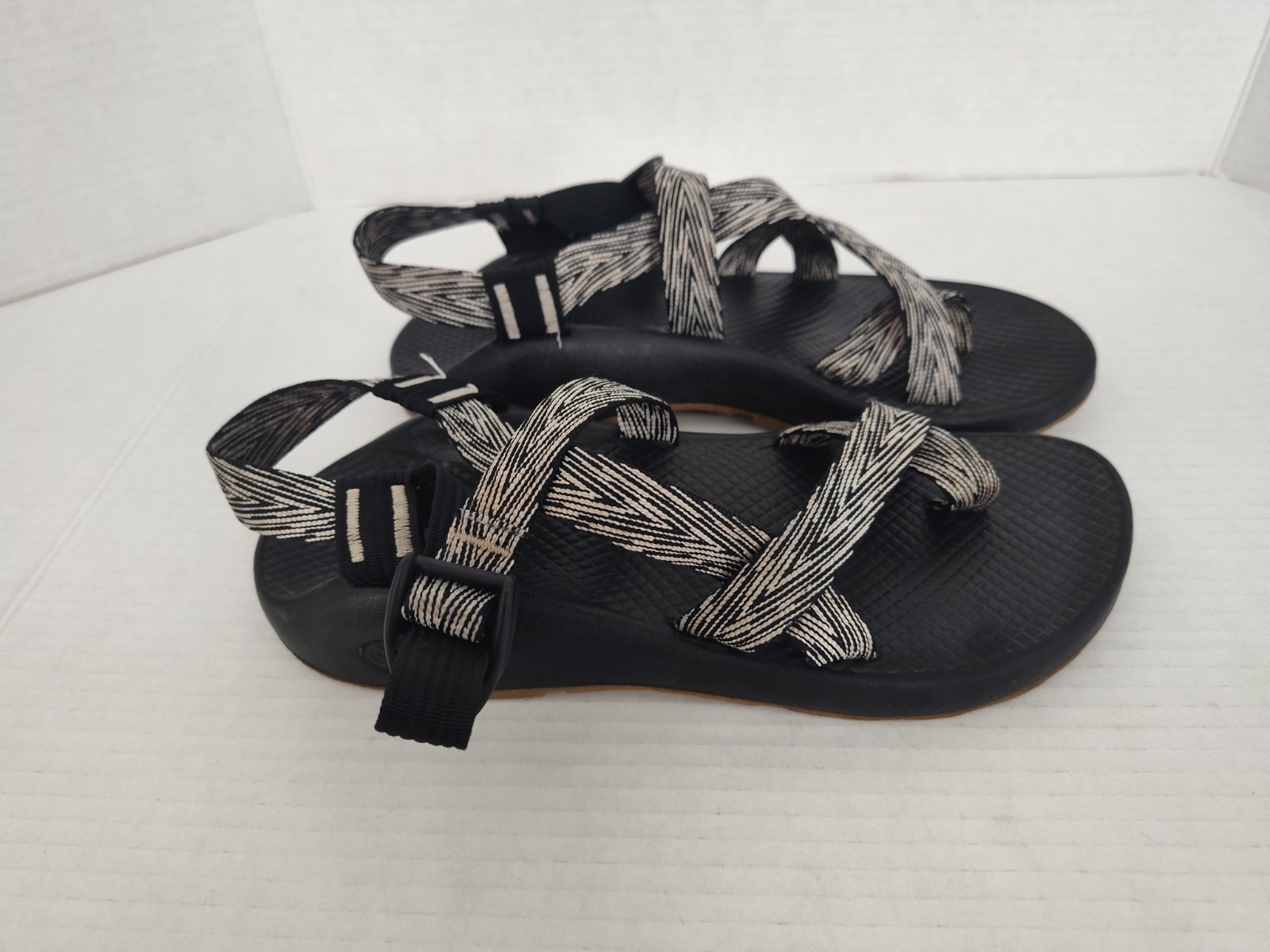 Chaco Z2 Classic Women’s Strappy Sports Hiking Sandals Black White Size 8 *Read*