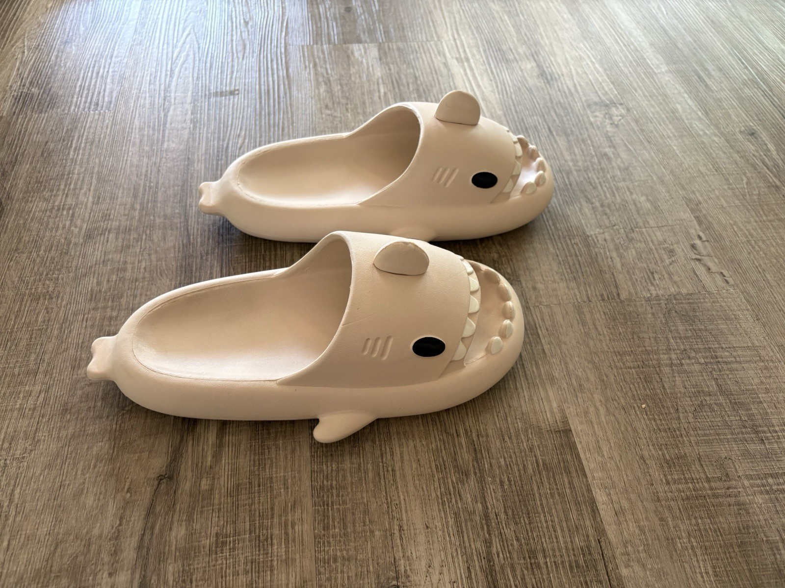 Shark Slides Unisex Cloud Slippers/Beach sandals With Thick Sole Size 40-41 EU