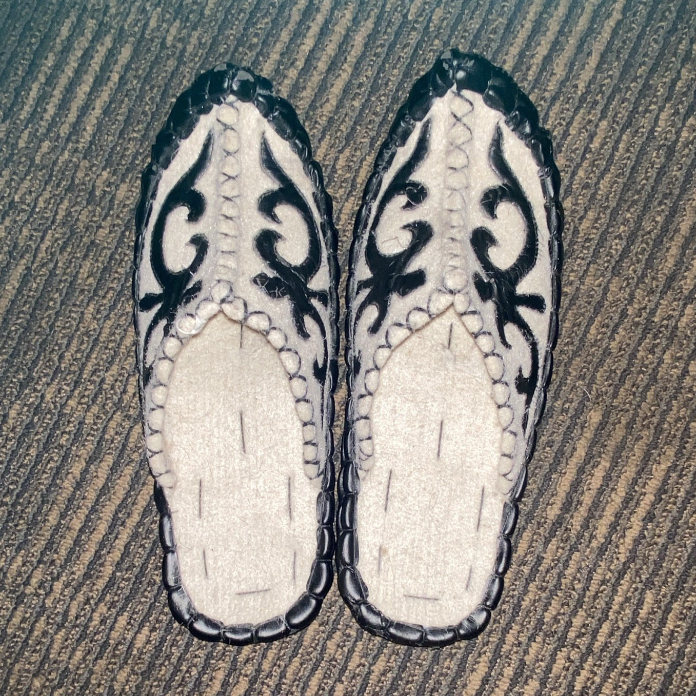 Black/White Felt Slip-On Slippers Open Toe Floral, Unisex Adults US 7.5