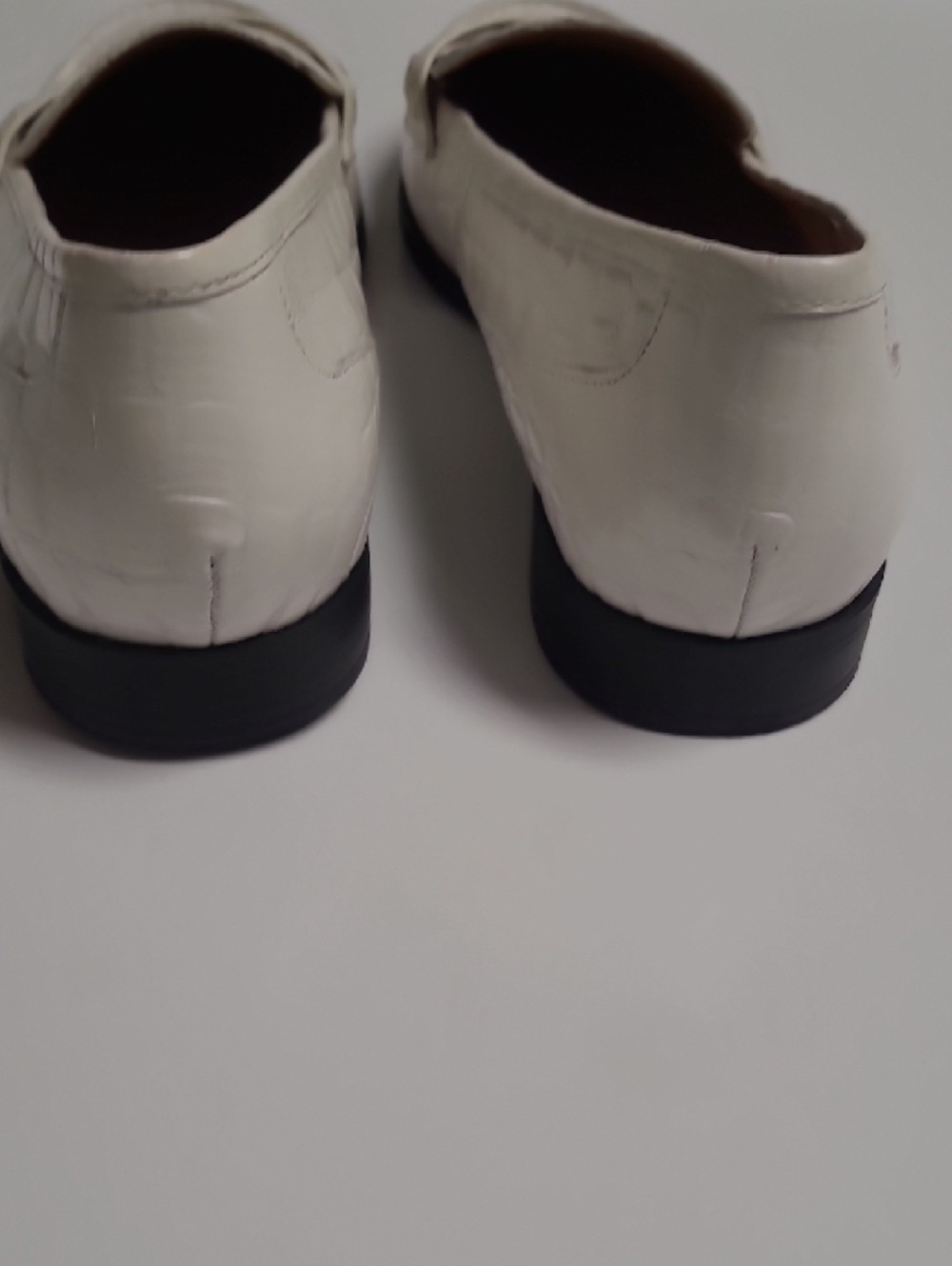 Naturalizer Mia White Leather Penny Loafers with Croc-Embossed Finish – Size 9W