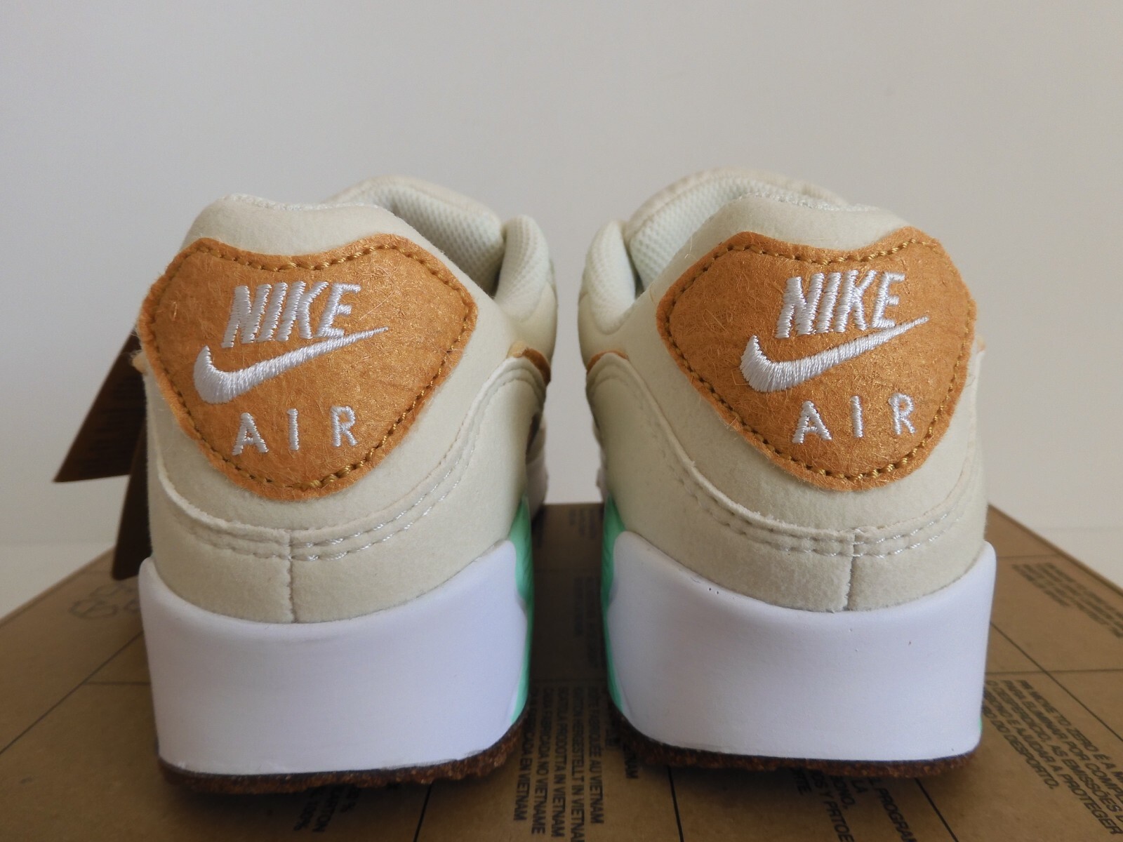 WMNS NIKE AIR MAX 90 LX «HAPPY PINEAPPLE» COCONUT MILK-GOLD SZ 5 [DC5211-100]