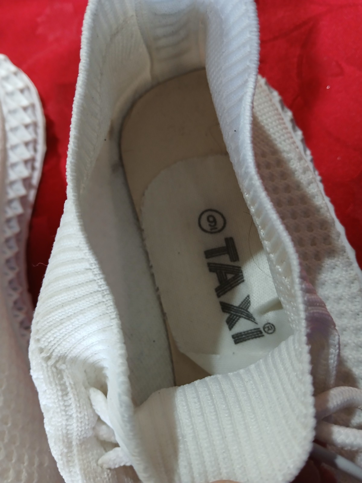 Taxi Women’s White Knit Sock Sneakers Lace Up Lightweight Size 9