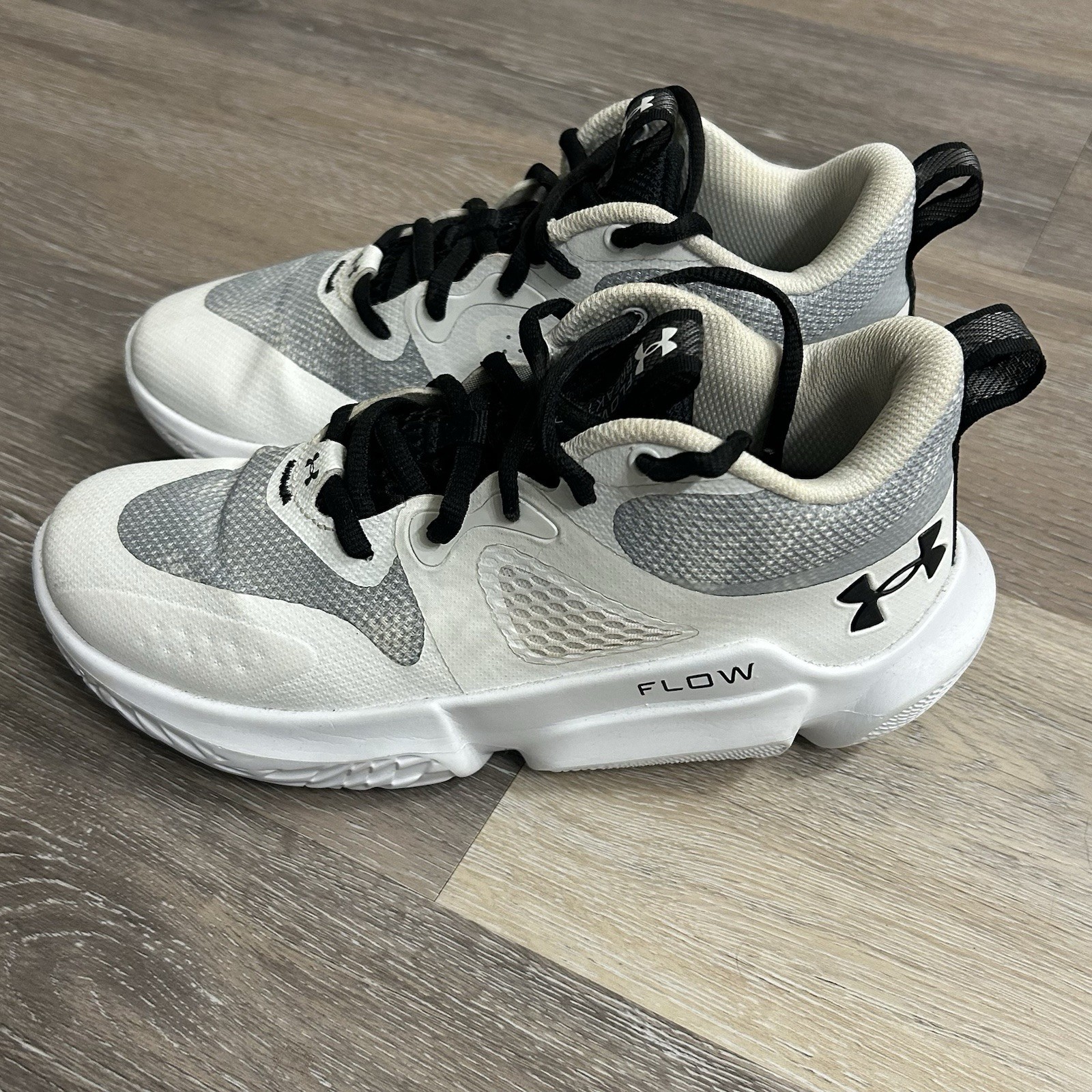 Under Armour Flow Breakthru 3 Style# 3025603-100 Size 7.5 White/Black