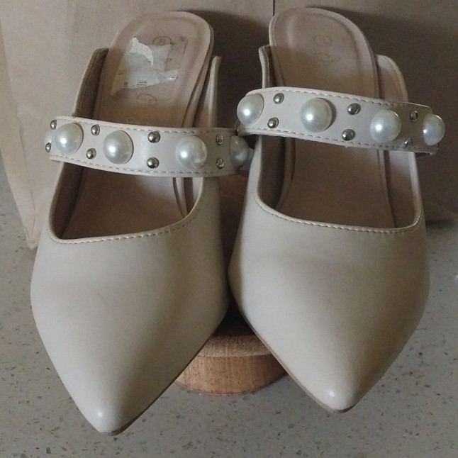 Jessica Carlyle Women’s White Pointed Toe Mule Heel Pearl Stud Strap Size 8