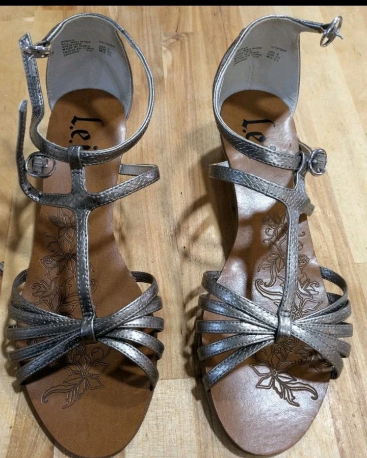 L.E.I. Megan Sandals Silver Tone Straps Women’s 8