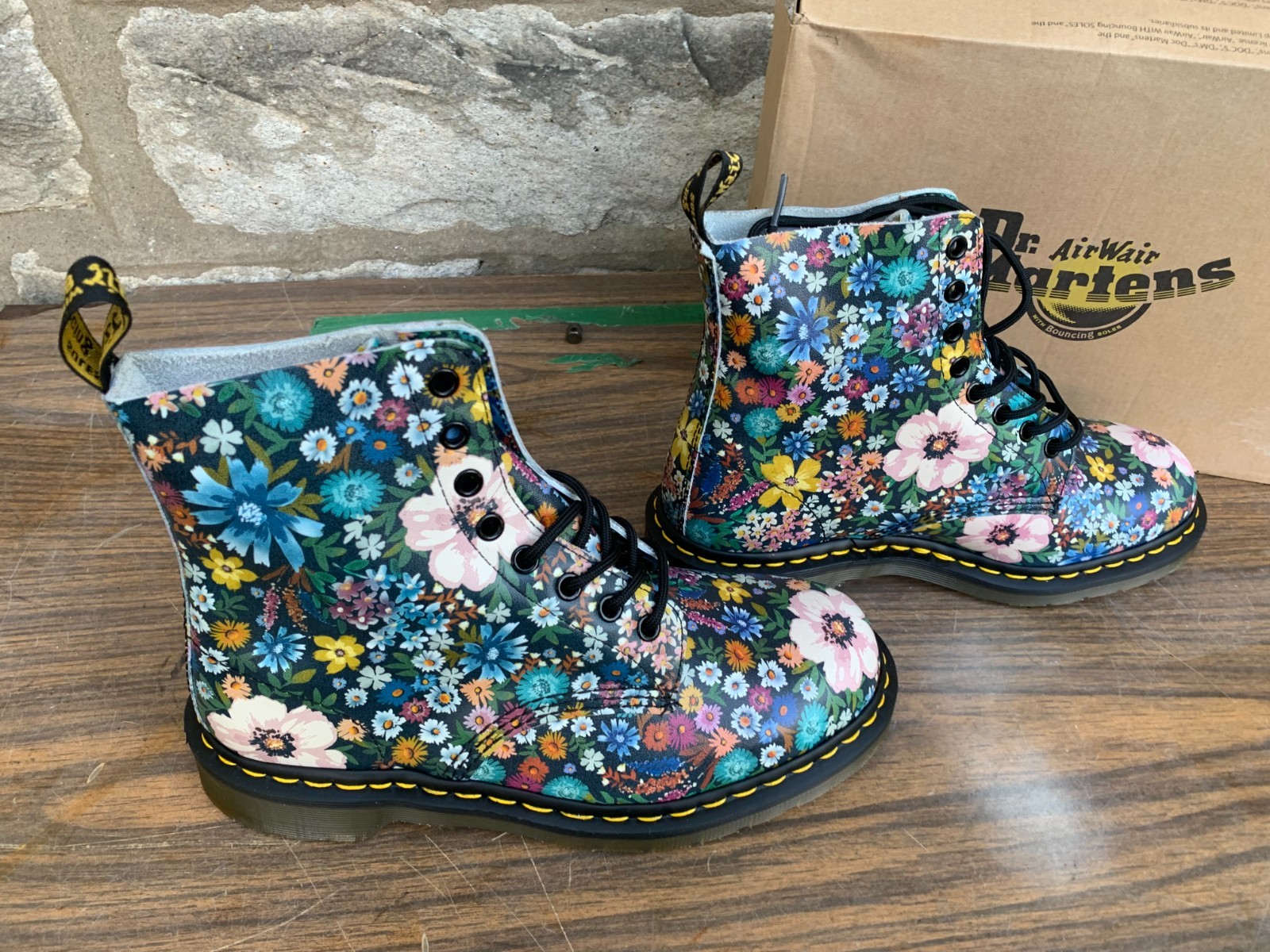 Dr. Martens Pascal WL Air Walk Boots Black Mallow Pink Wanderlust Size 9 NIB
