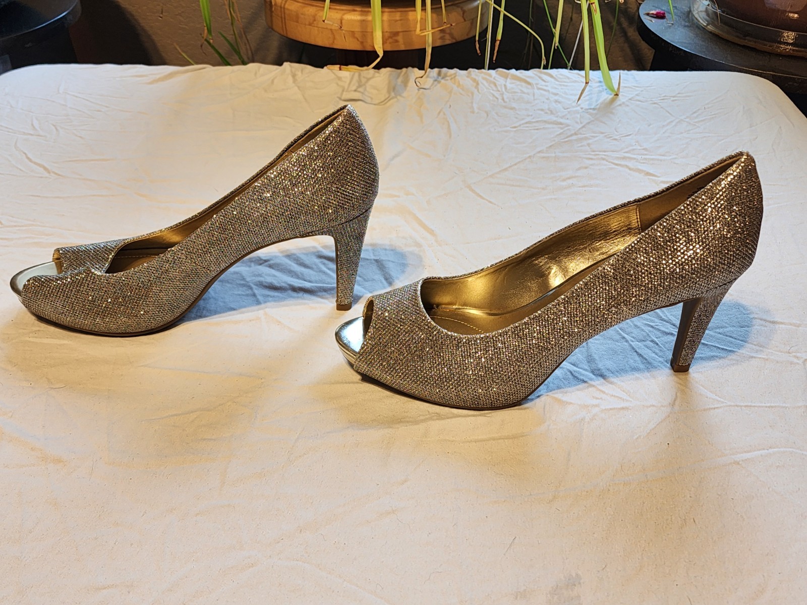 Womens Size 10M Silver Sparkle Bandolino 3.25 inch Heels