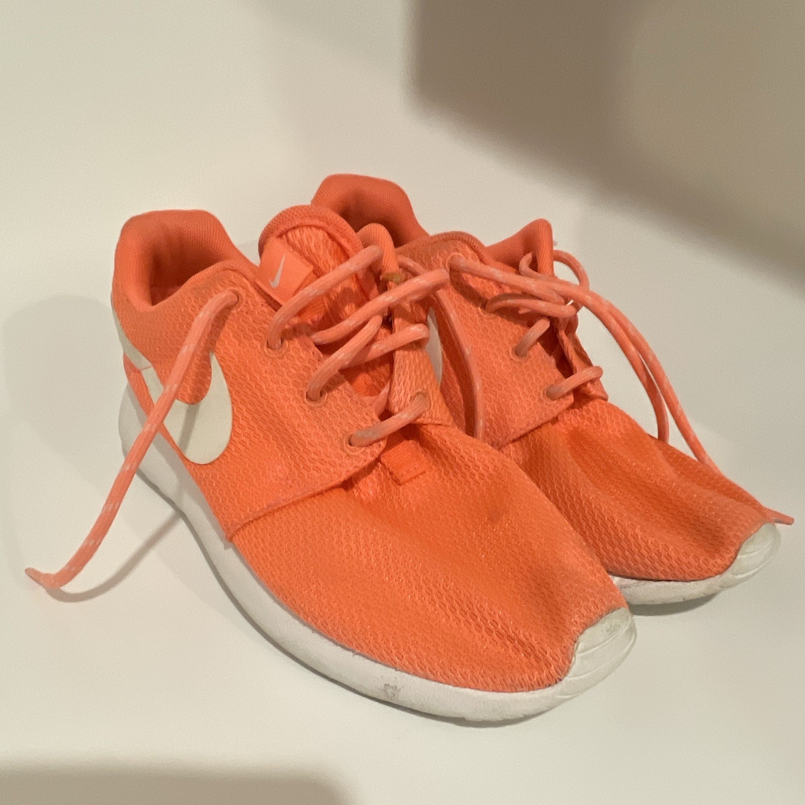 Nike Rosherun Women’s Low Top Lace-Up Mesh Sneakers Orange/White 511882-801