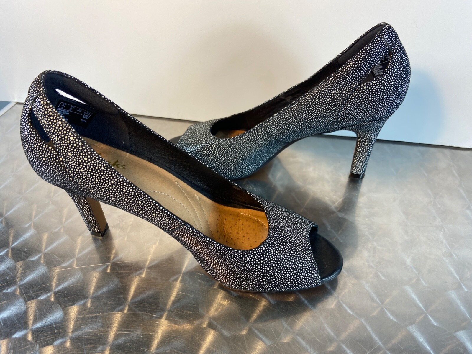Clarks Nubuk Women’s Size 8 Leather 2 1/2″ Pumps «Heavenly Maze» Black & White