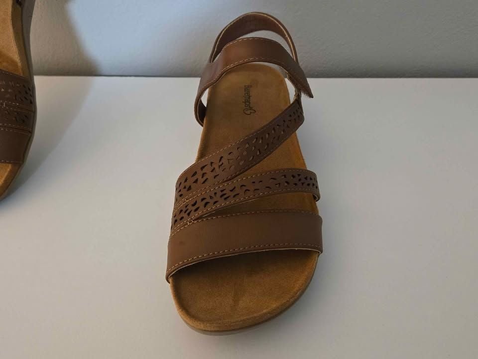 NEW!!! Women’s Baretraps Jinna SandalsSize 6.5