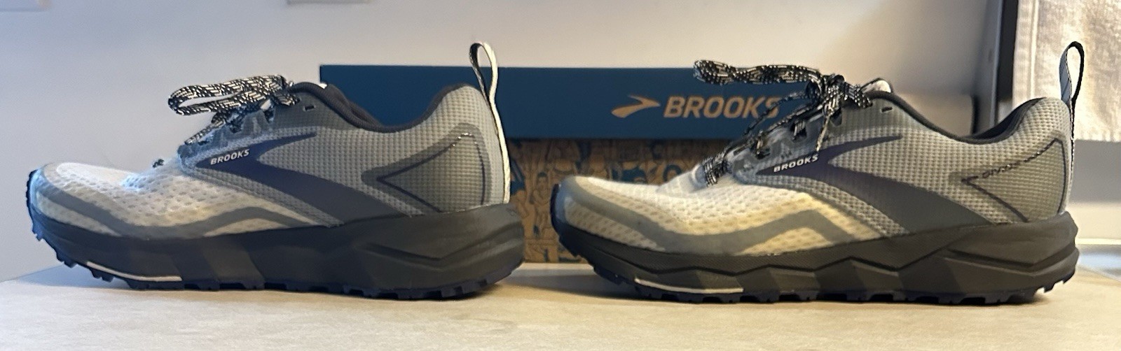 Brooks Divide 2 Women’s Trail Running Sneakers Gray White Black Blue Mesh