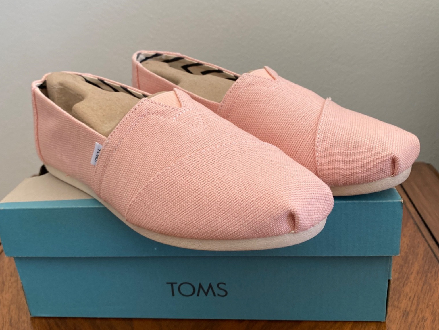 TOMS Slip On Flat Shoes Comfort Casual Travel Peach Blush Canvas Women’s 8.5