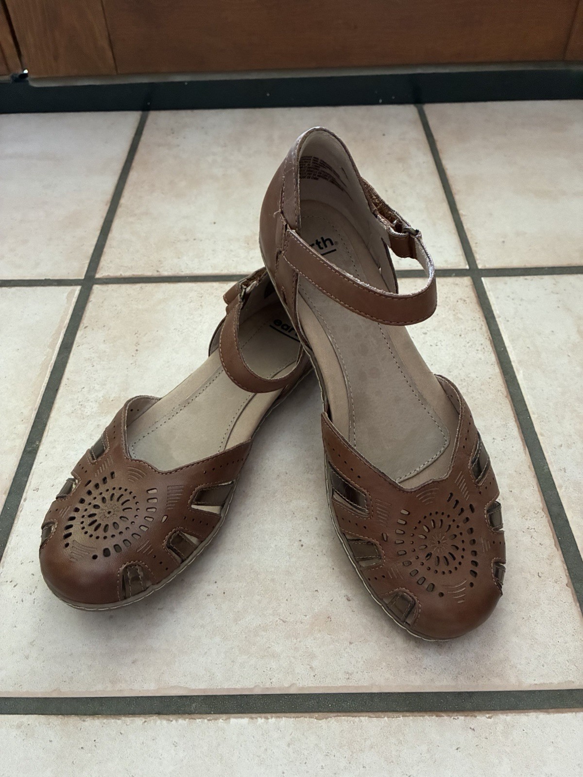 Sandal 10 Earth Camellia Cahoon D’Orsay Flat Shoe Closed Toe Cut Outs