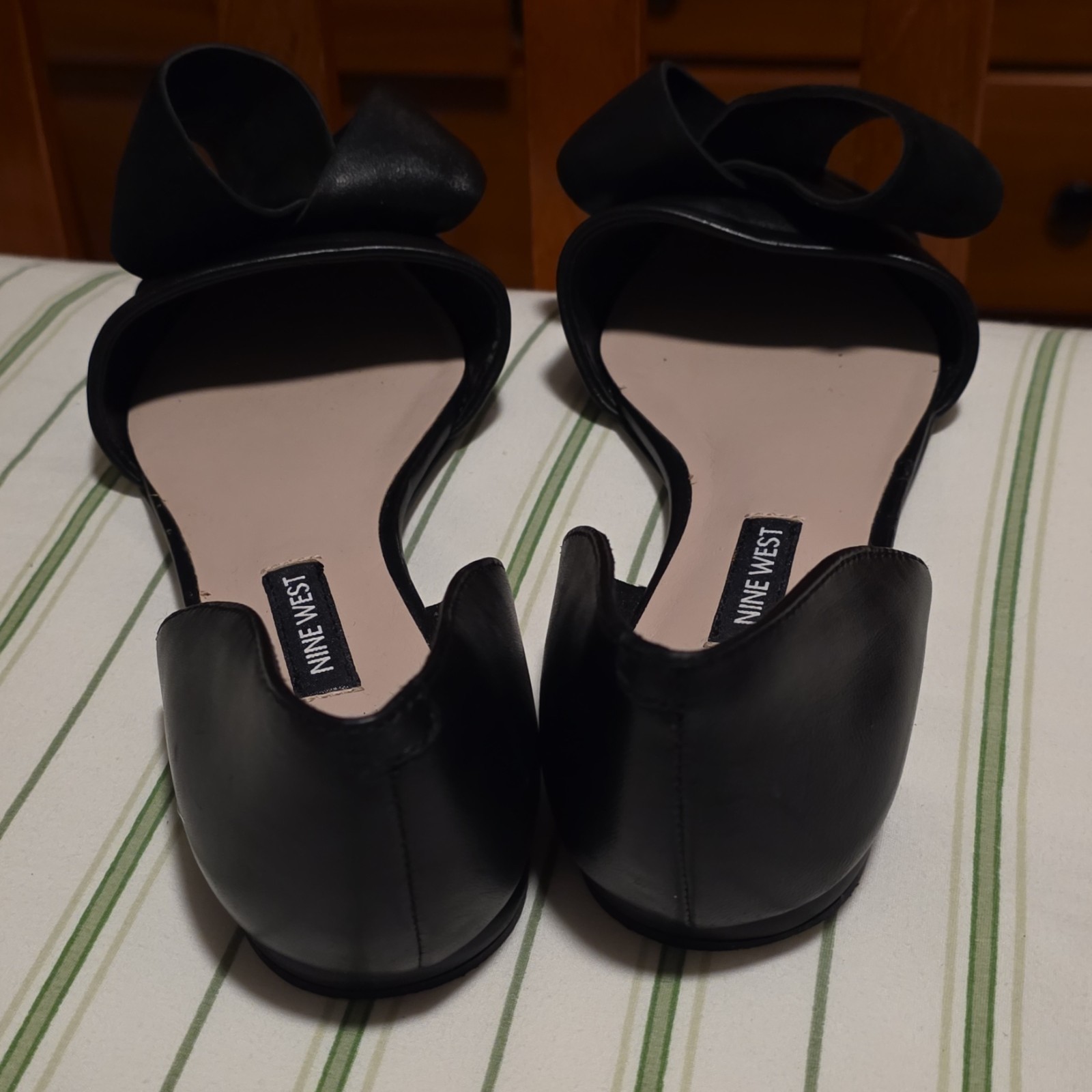 Nine West Women’s Black Leather Almond Toe Slip-On Bow Pump Heels Size 7