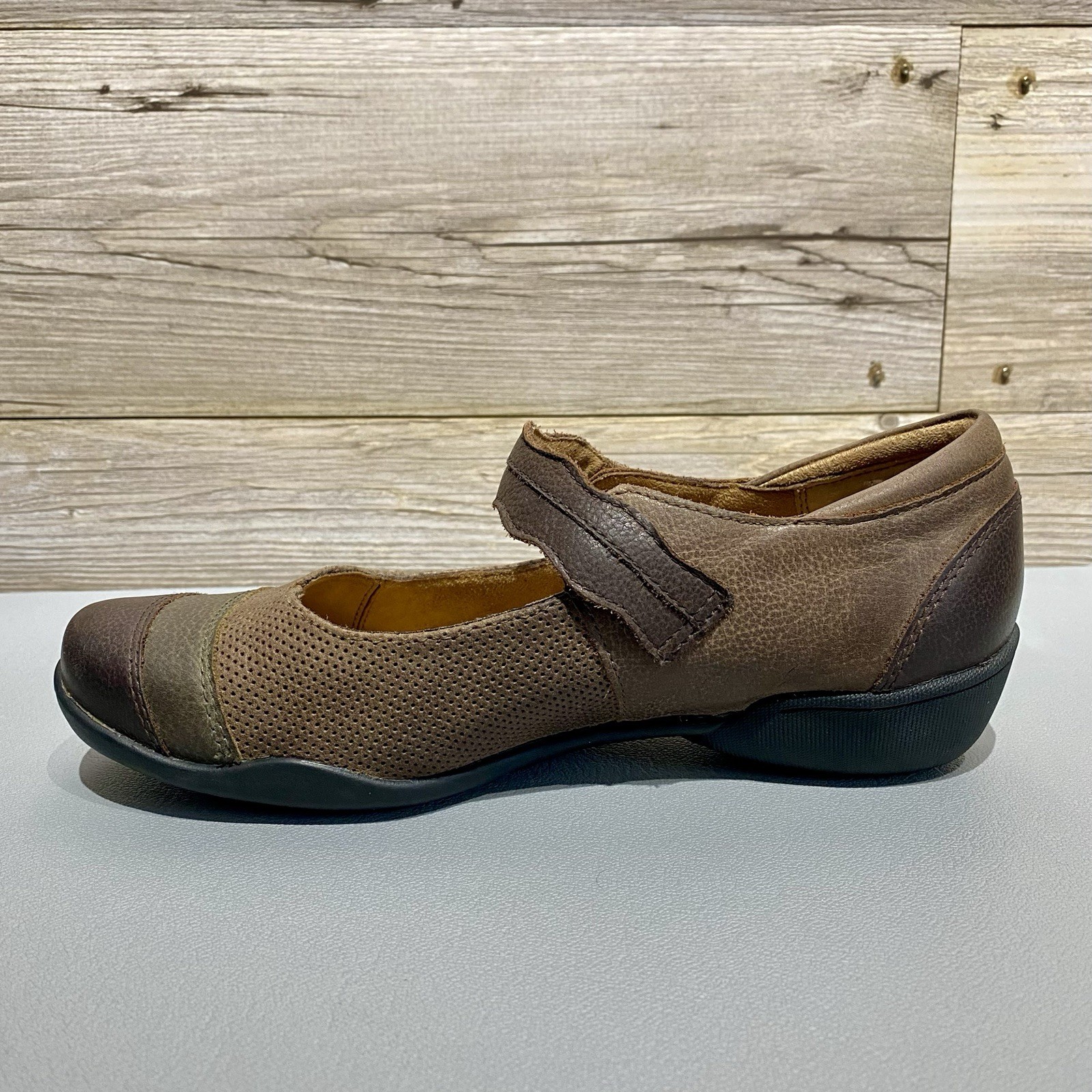 Taos Bravo Mary Jane Flats Brown Gray Leather Womens 7W Wide Comfort Closed Toe