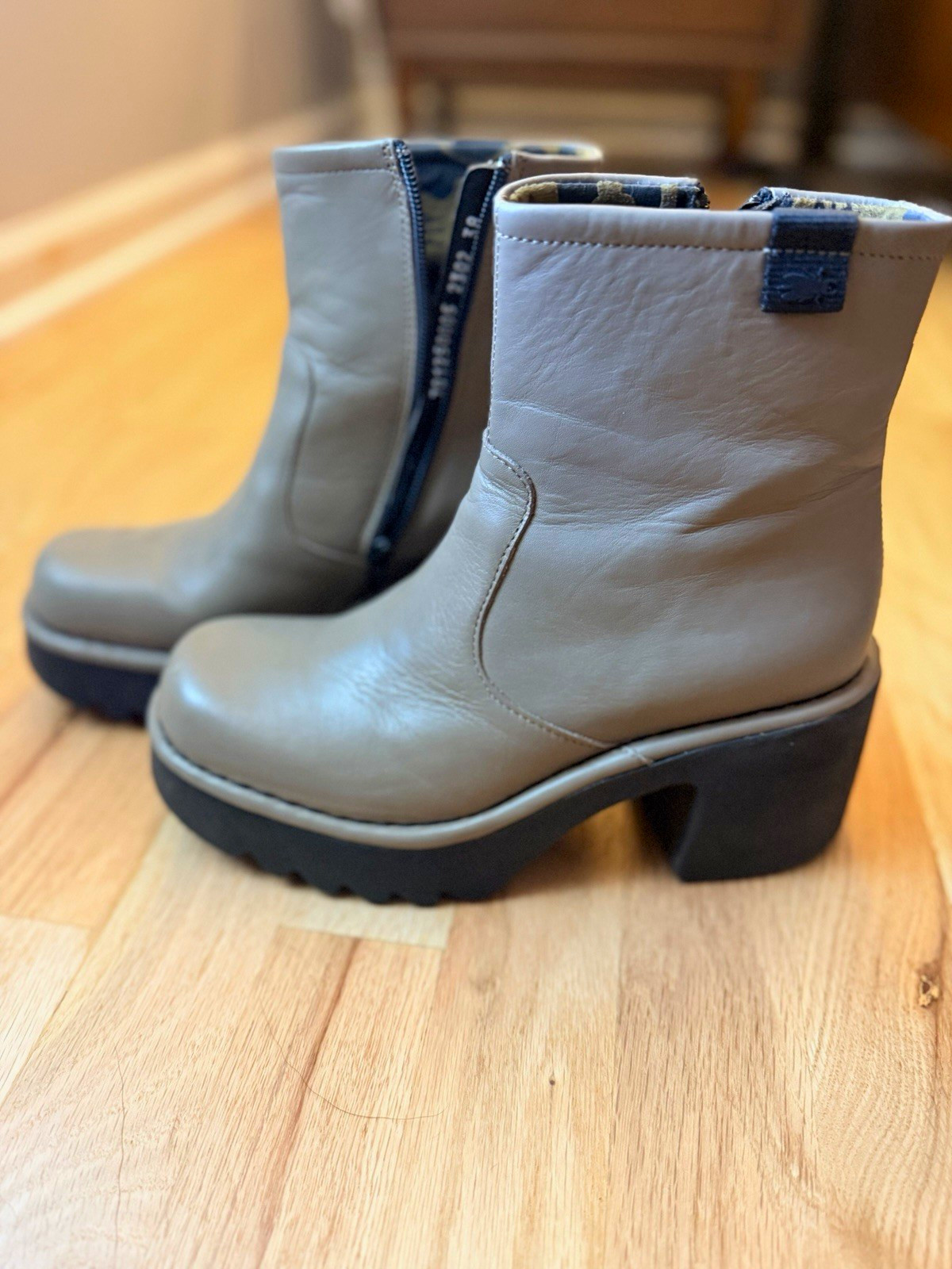 FLY London Women’s Gray/Black Leather Ankle Bootie 7.5 Round Toe Zip Platform