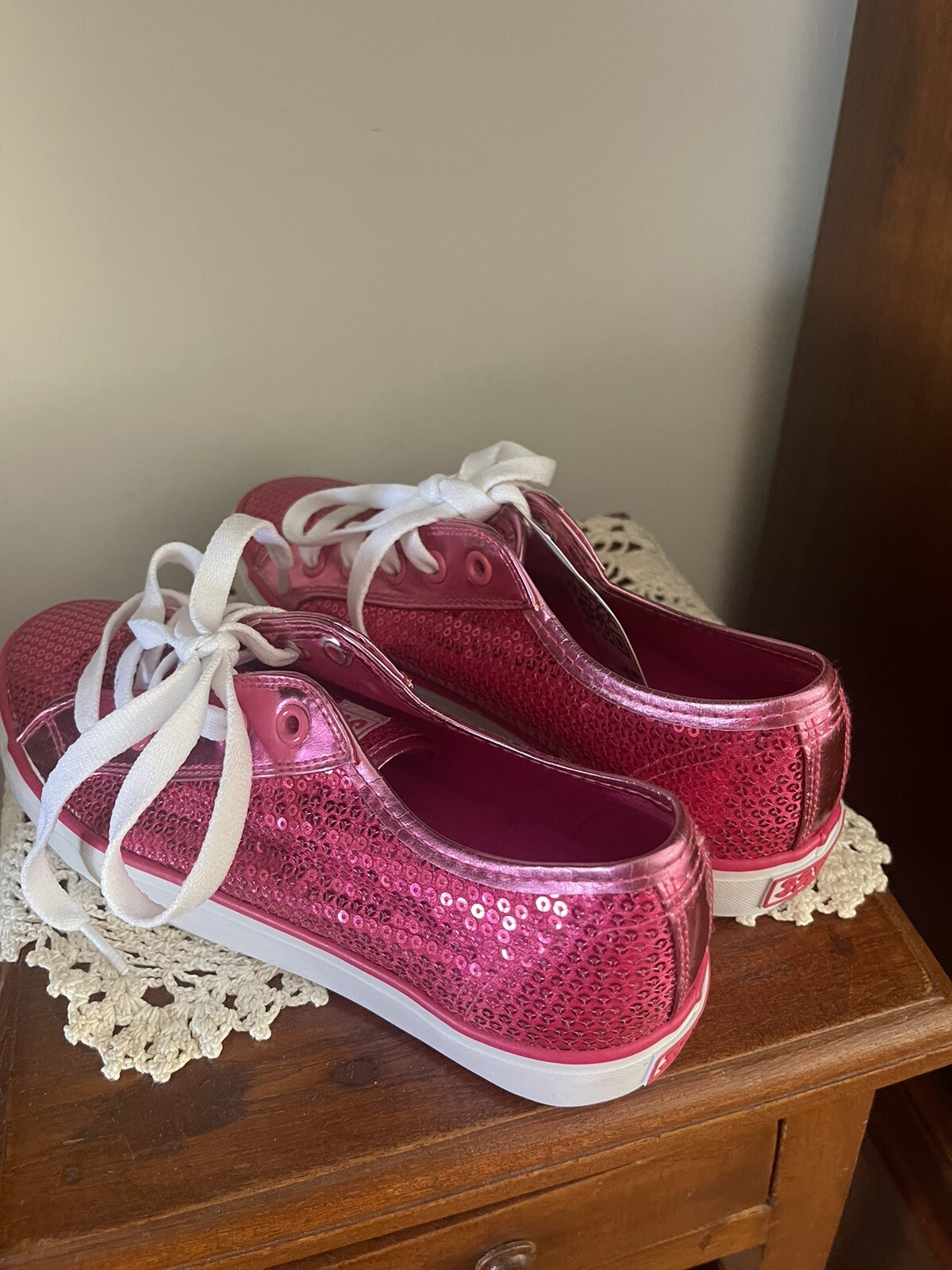 Gotta Flurt Womens Size 6 Hot Pink Sequin Sneakers NEW MINT CONDITION.