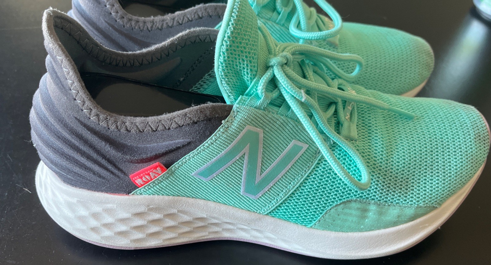 Women’s New Balance WROAV Size 9 US Sneakers/ Shoes Aqua