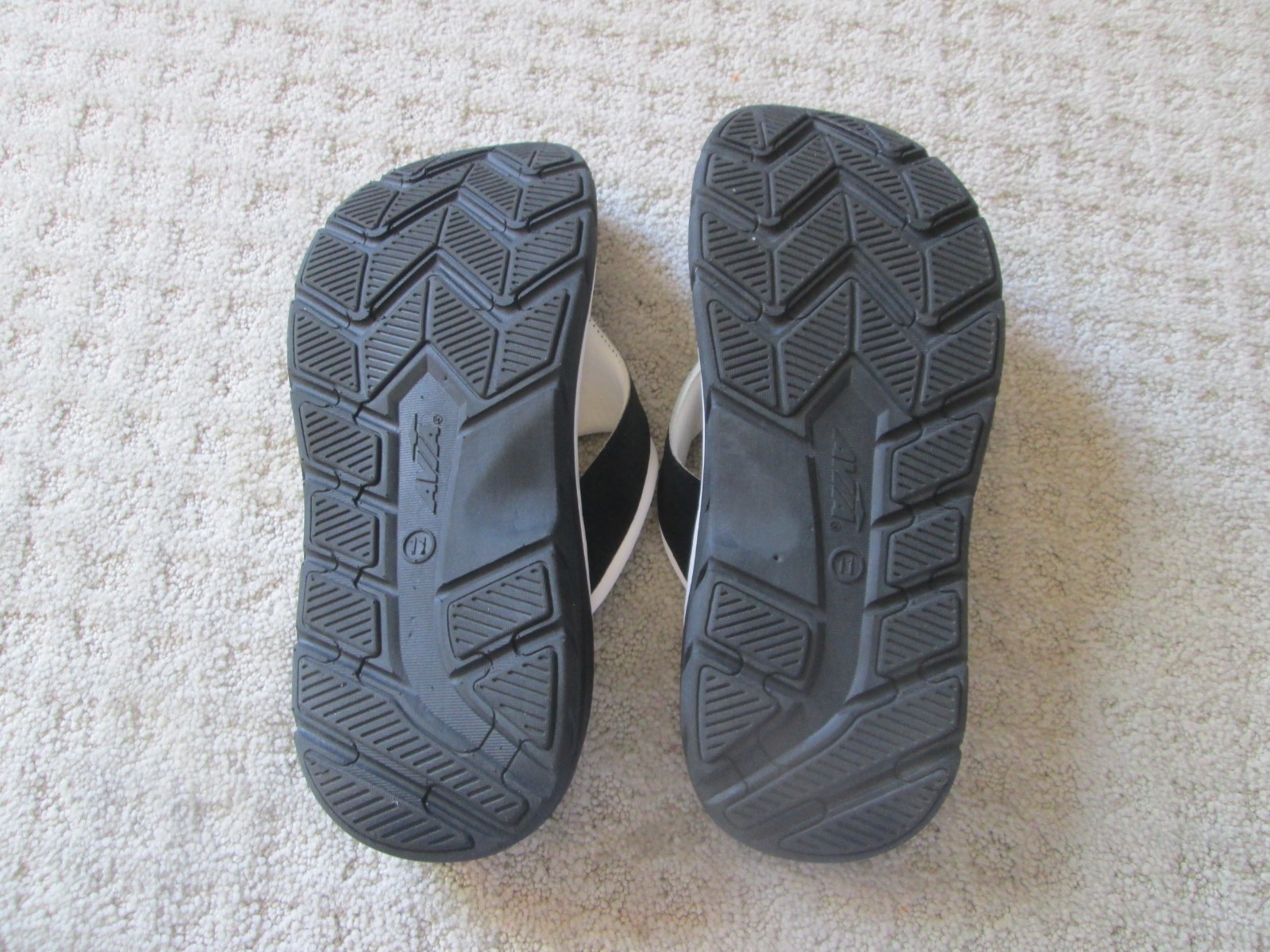 AVIA Hightail Thong Athletic Sandals Eva Foam Fom White Black Women’s Size 11