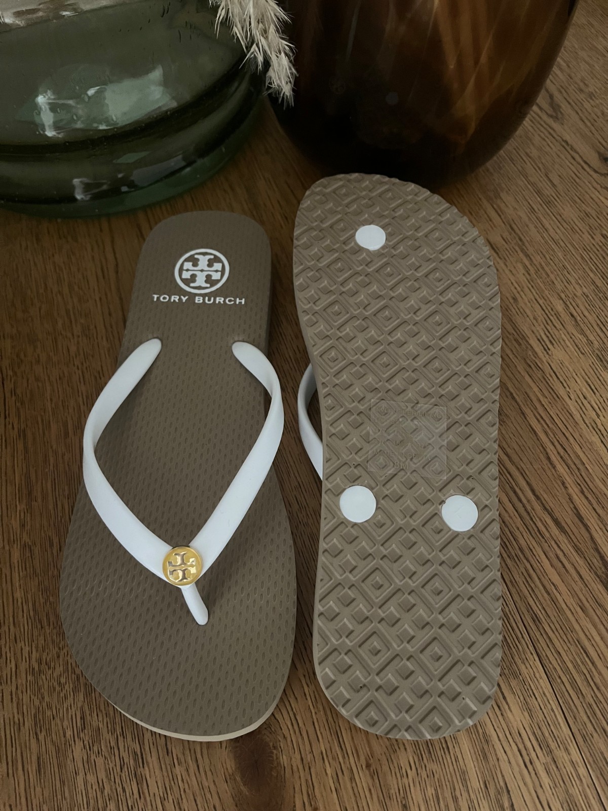 TORY BURCH Flip Flops 9 US Tan White Classic Summer Beach Rubber Sandals