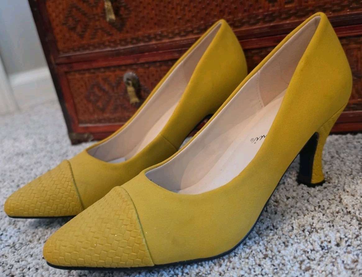 BELLINI ZESTY 3.25″ HEELS SHOES 6.5M GOLD FAUX SUEDE WOVEN LOOK
