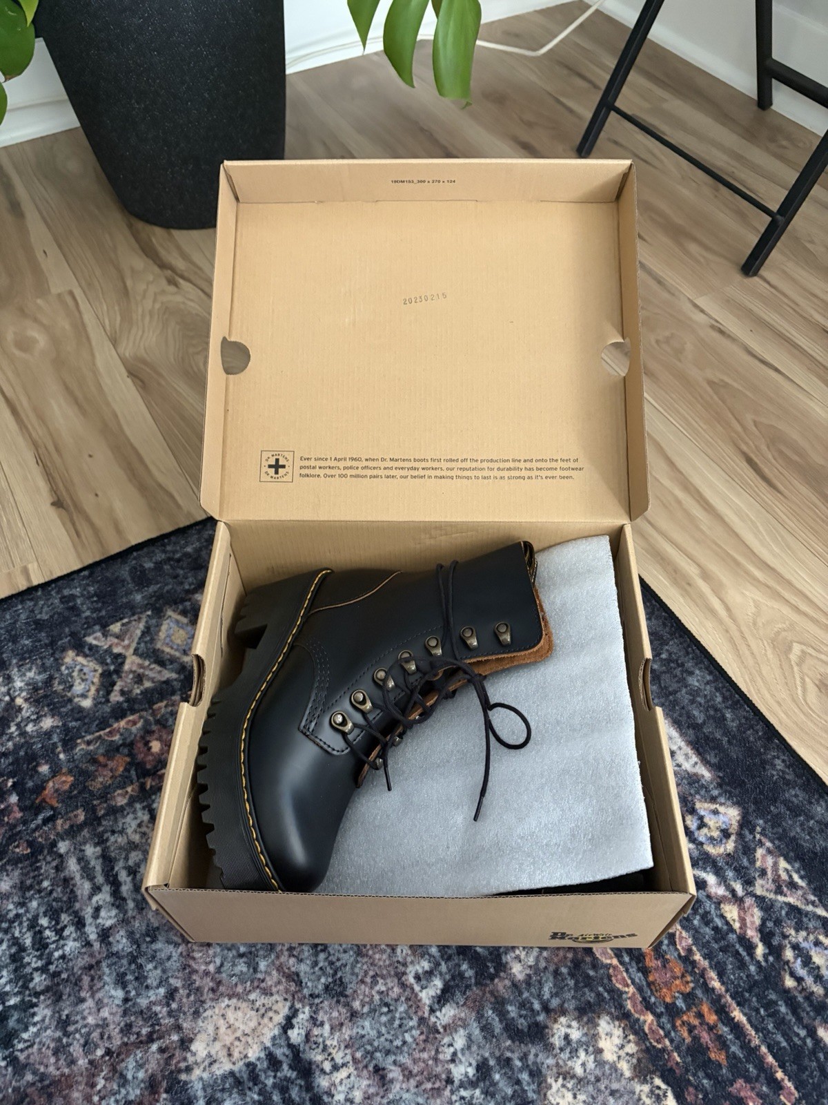 NEW Dr. Martens Leona Black Vintage Smooth Leather Lace-Up Ankle Boots US 7