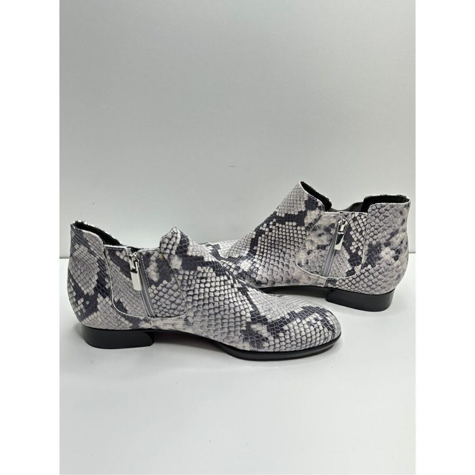 Munro Boots Cate Chelsea Women’s Size 8.5 Snake Print Side Zip Water Resistant