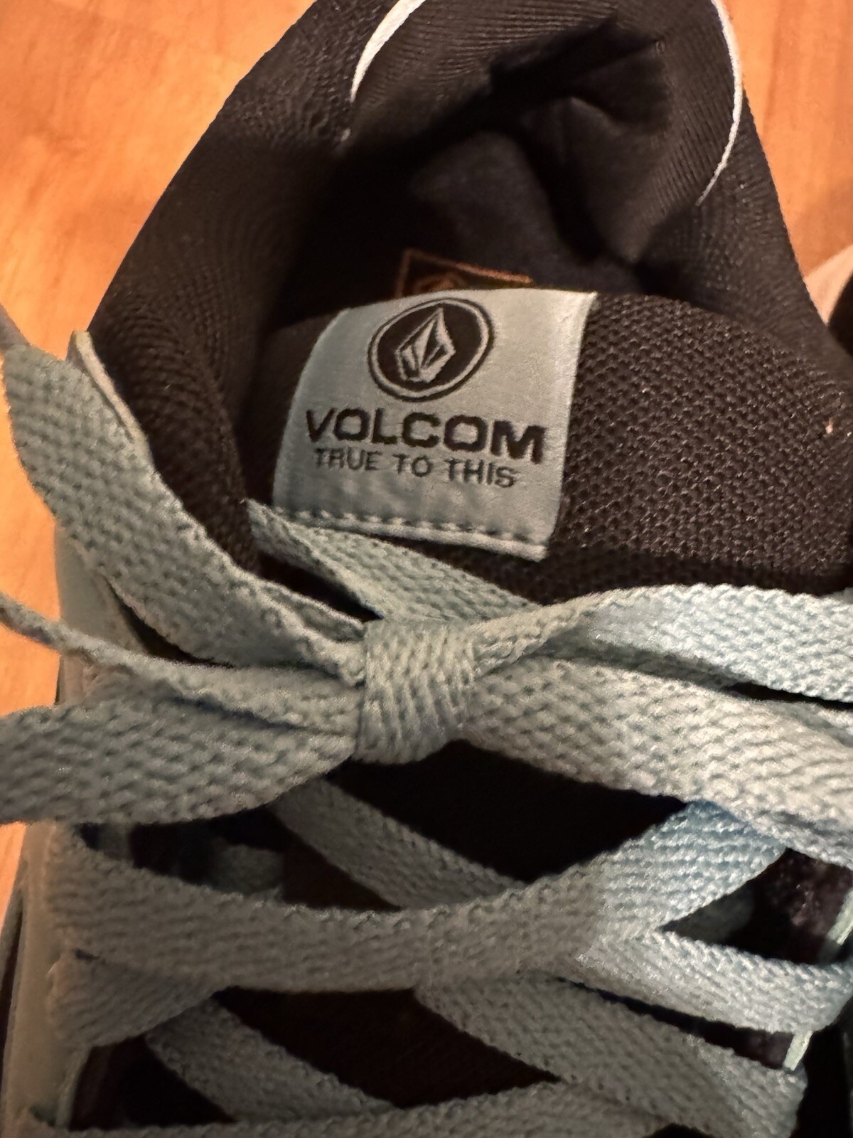 Preloved Volcom Vitals EH Comp Toe Sneaker Women sz 5.5
