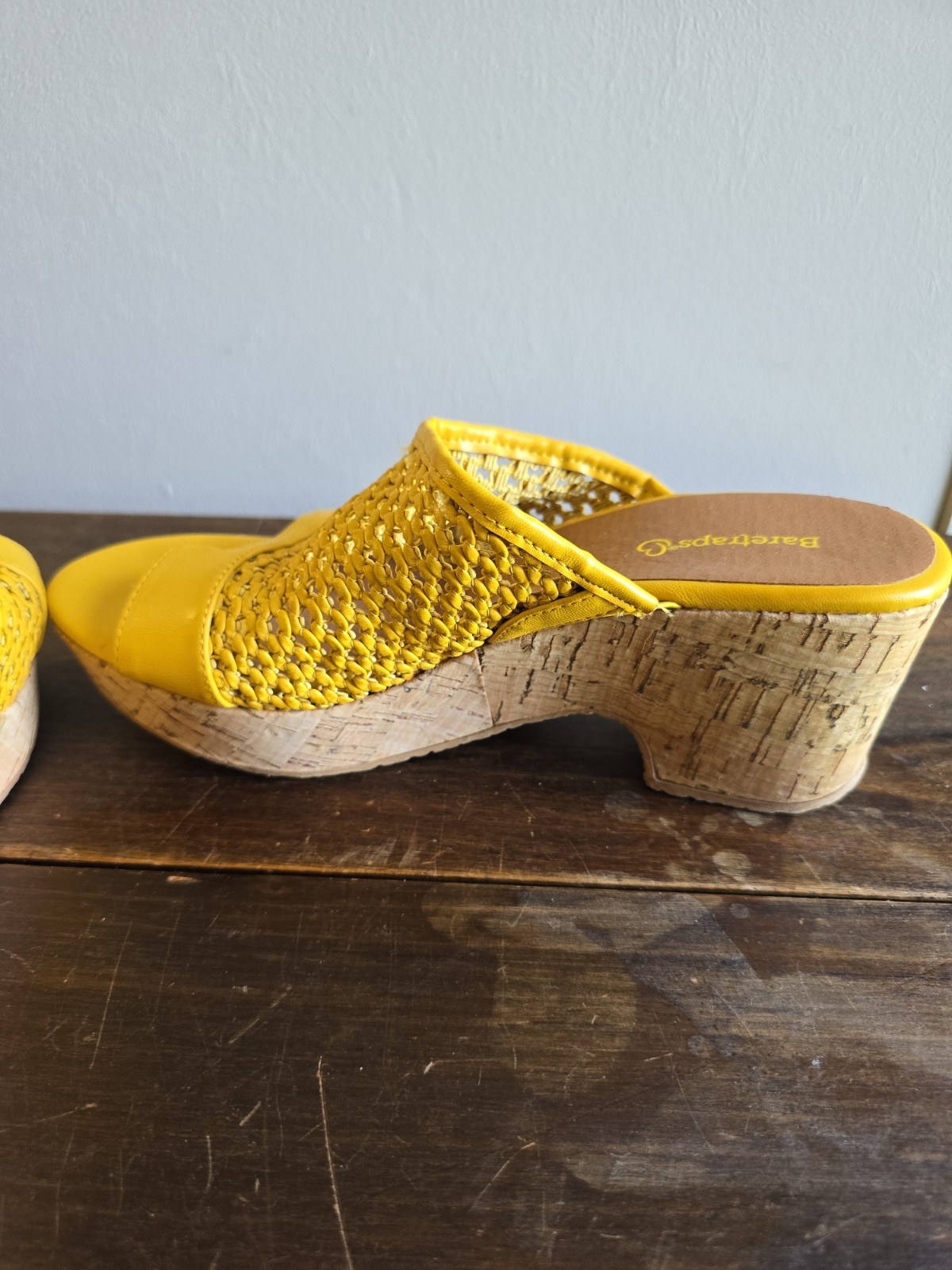 Women’s Baretraps Woven Yellow Slip-on Wedge Toe Ring Size 8M Pre-owned