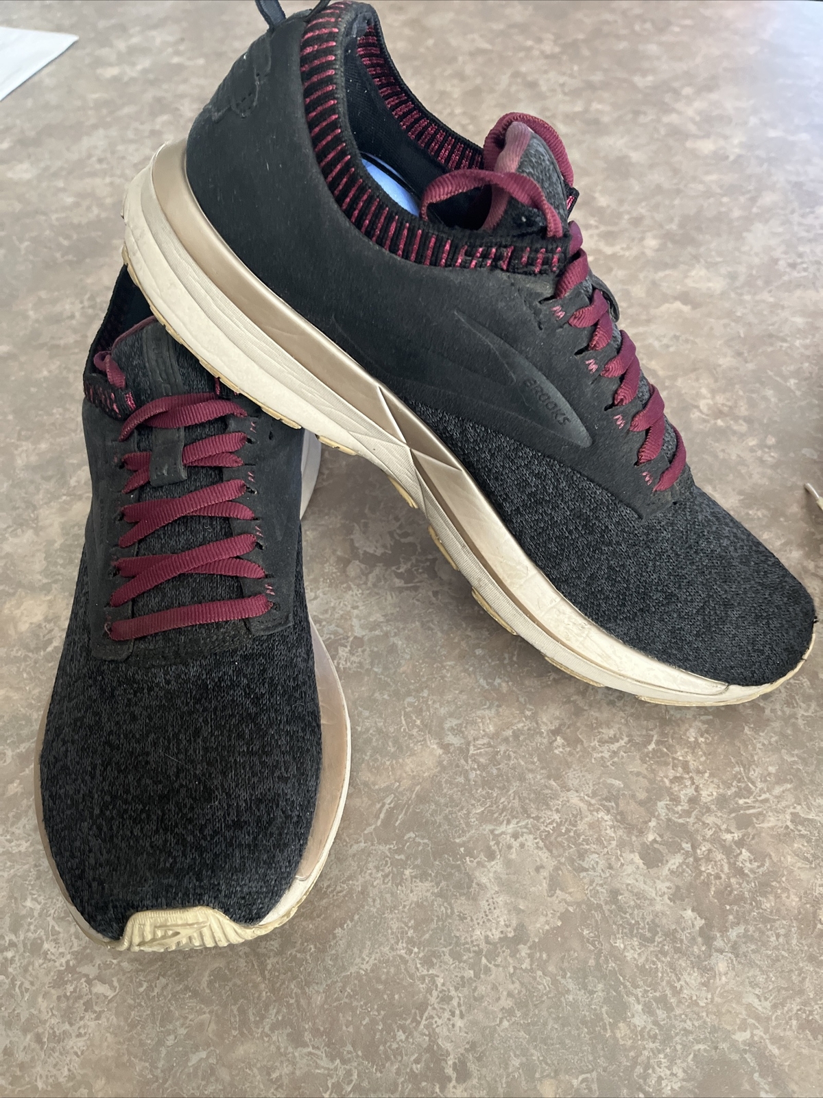 BROOKS RICOCHET RUNNING SHOES WOMENS SIZE 11