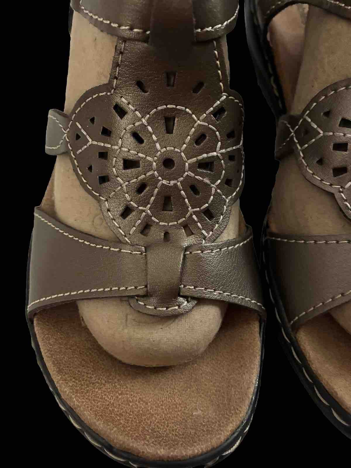 New Ladies Clarks Bendable Leather Sandals, Taupe Beautiful Color, 11 M Classy