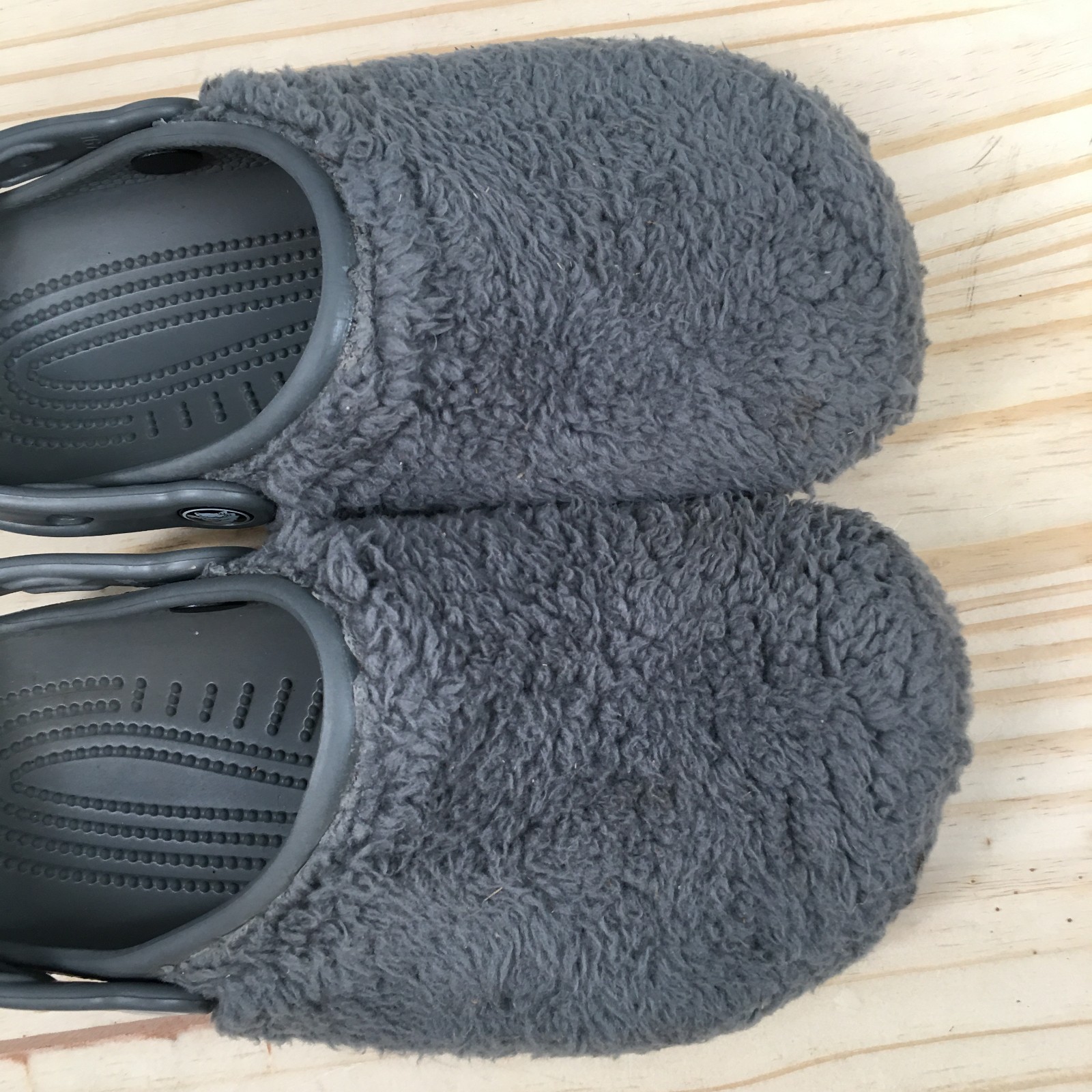 Crocs Shoes Mens 4 Womens 6 Classic Fuzz Mania Clog Gray Faux Fur Comfort Logo