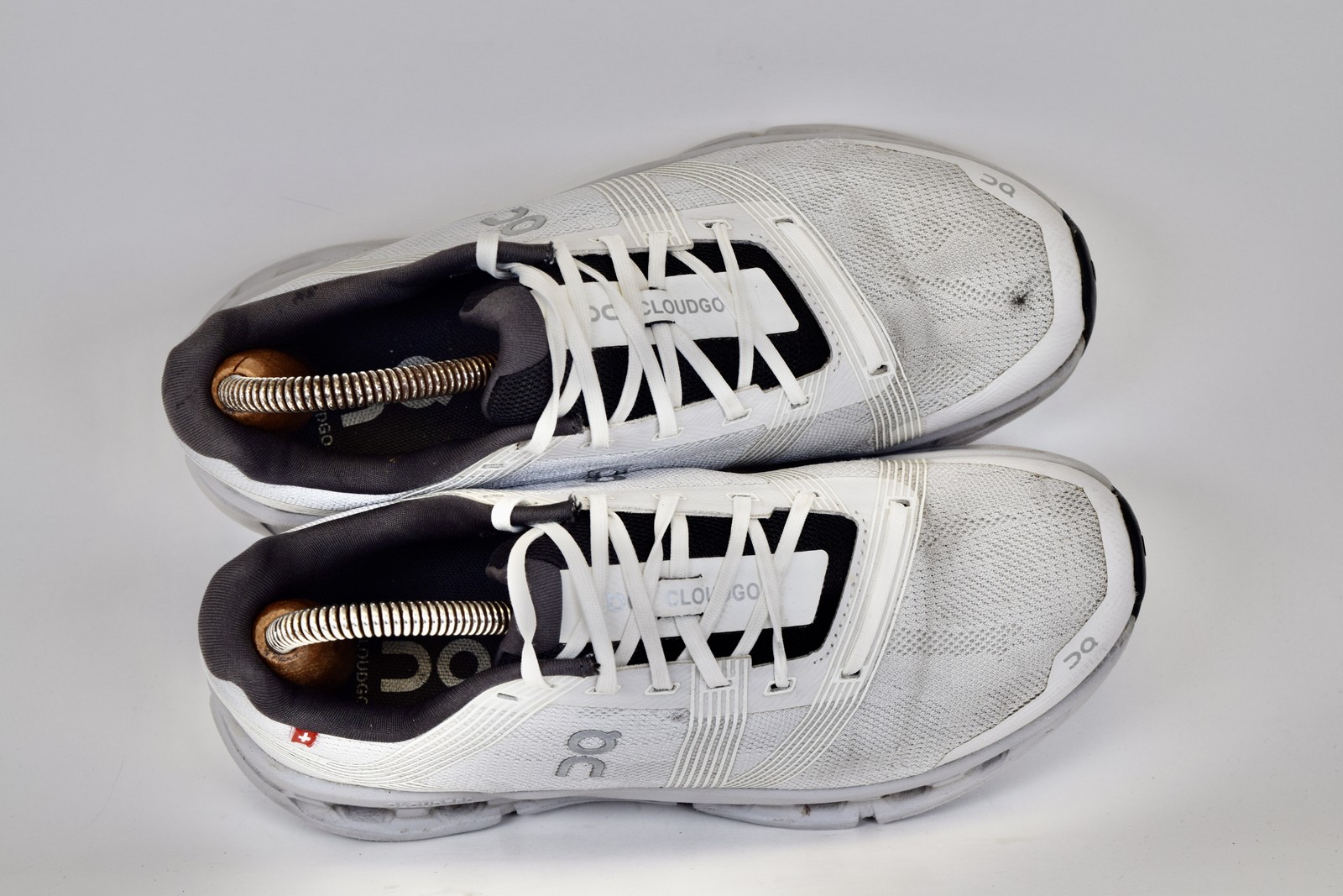 On Women’s Cloudgo 55.98625 White Running Shoes Size 7.5 B Sneaker