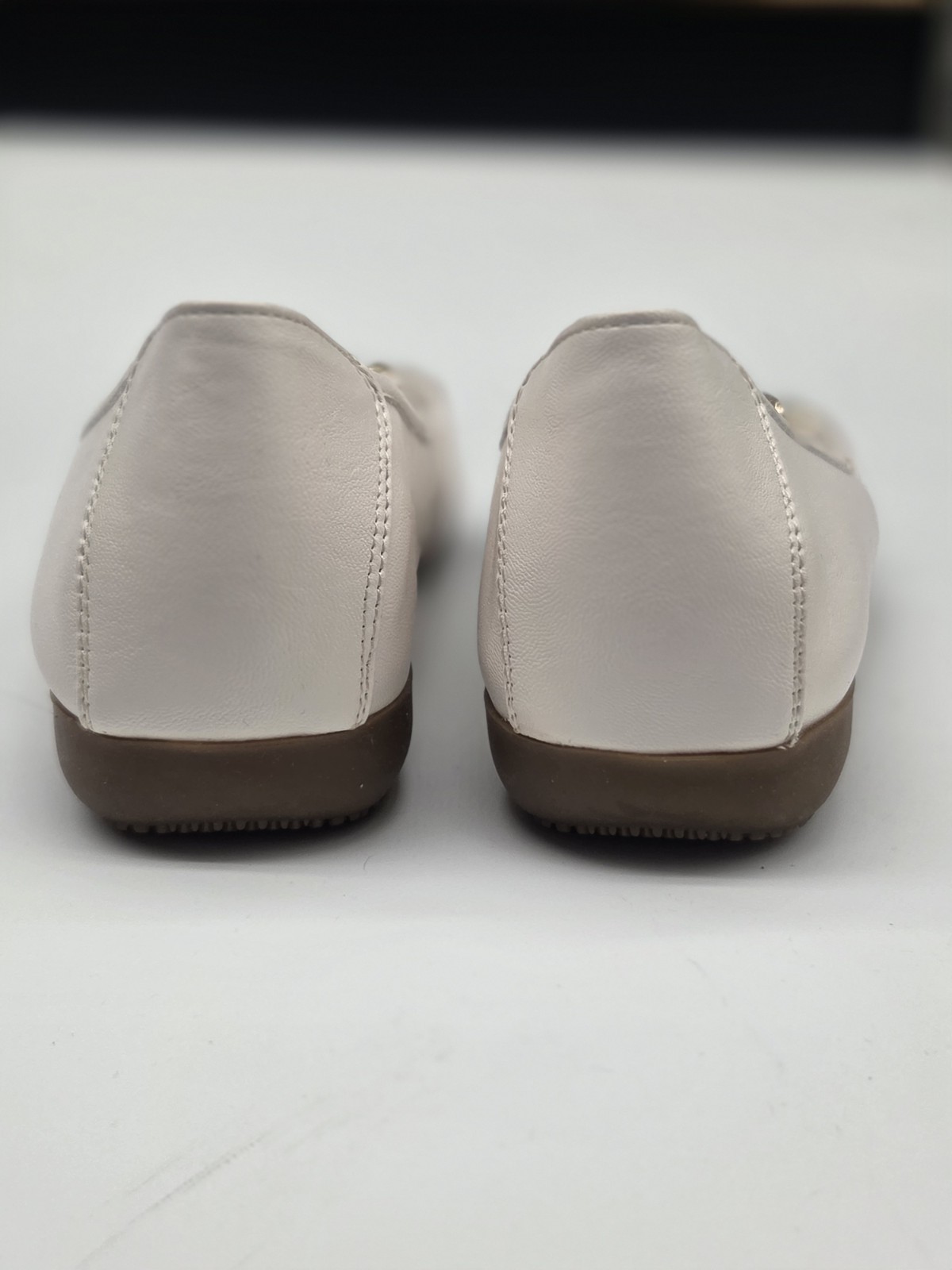 Cliffs By White Mountain Charmed Shoes Size 10 M Off White Gold Chain Flat Shoe