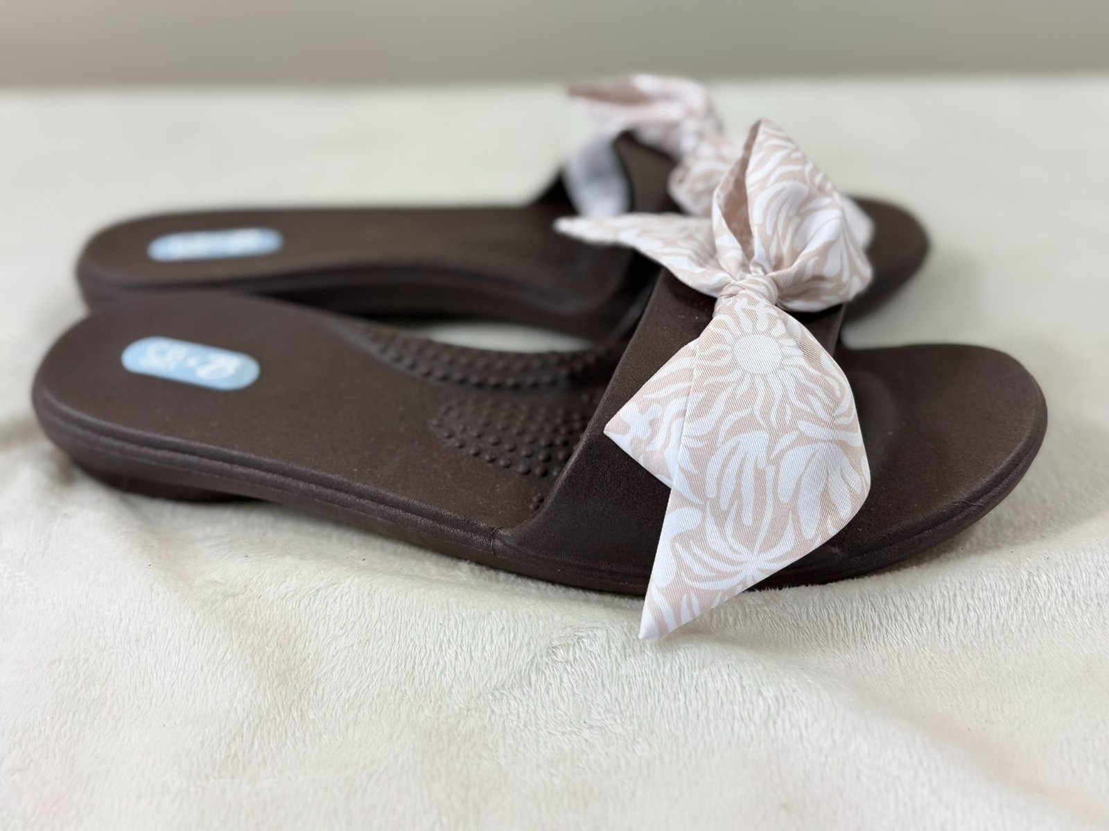 Oka-B Madison Slide Sandals Womens Size M/L Brown Tan White Bow Comfort USA Spa