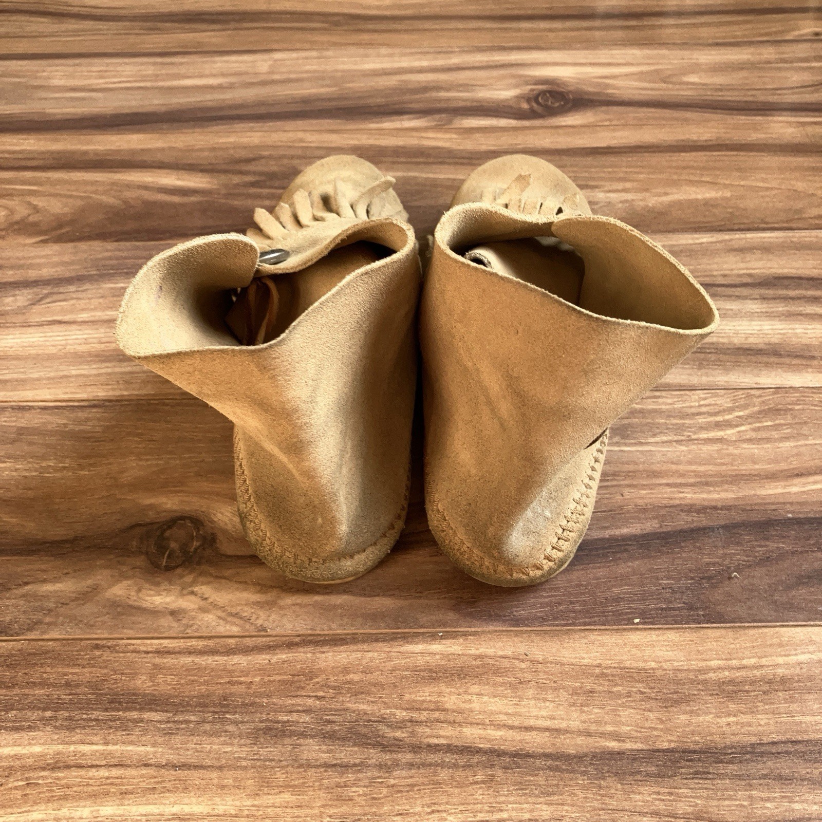 Minnetonka Moccasin Shoes Womens 7 Beige Fringe Suede Western Boho Leather