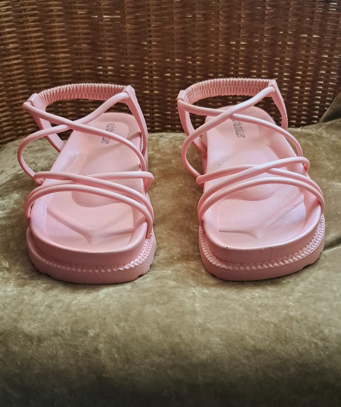New Olivia Miller Women’s Size 6 Fits Like 7 «Venus» Pink Strappy Rubber Sandal