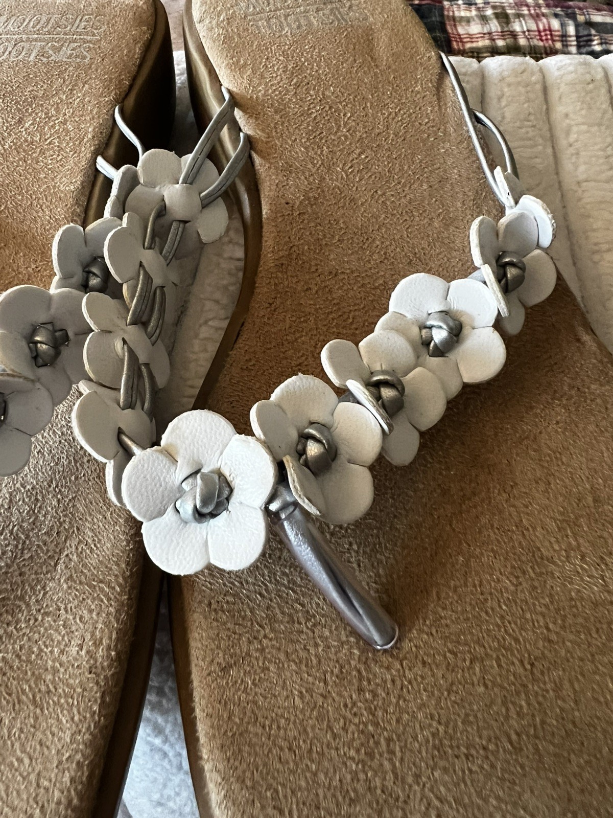 Women’s Mootsies Tootsies Sandals Size 7.5 White & Silver Daisies Slide on Shoes
