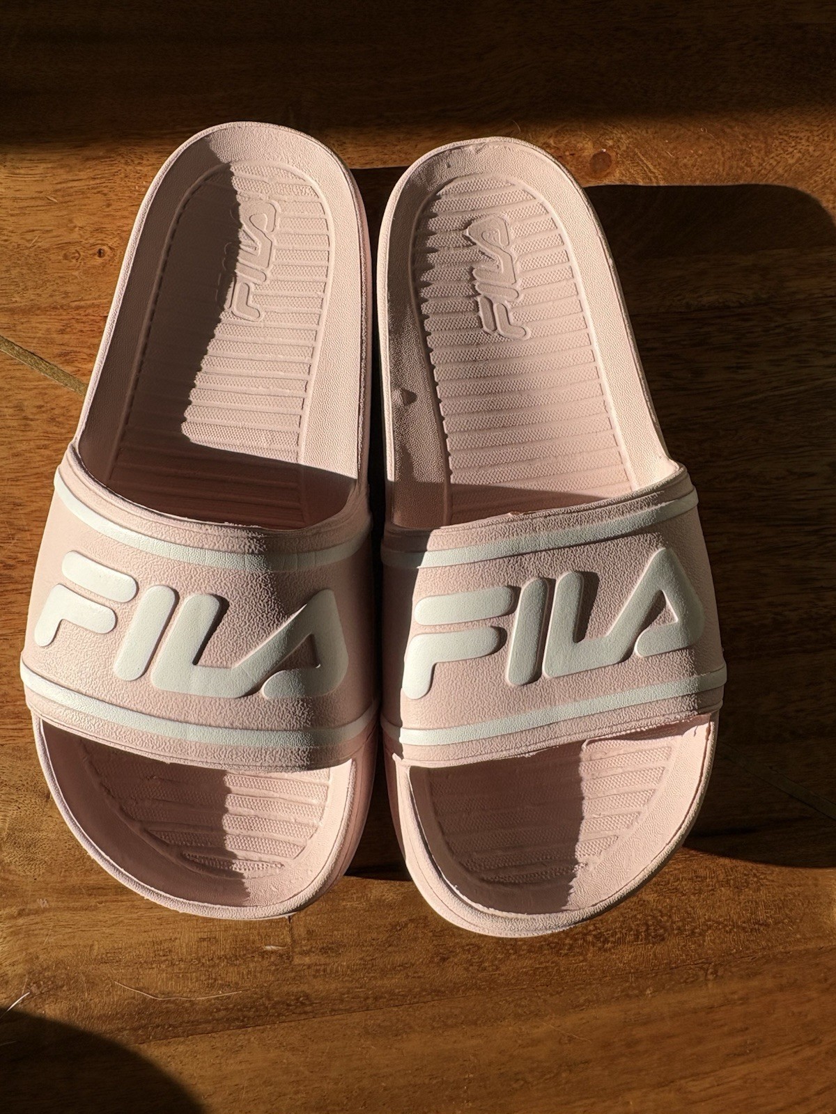 Women’s size 6 FILA Slides – Pink