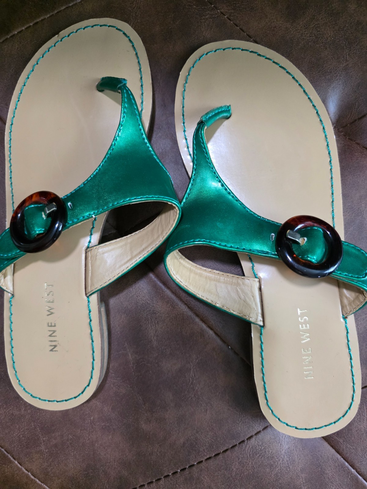 Nine West Kelly Green thong sandals with faux tortoise buckle: Size 6M